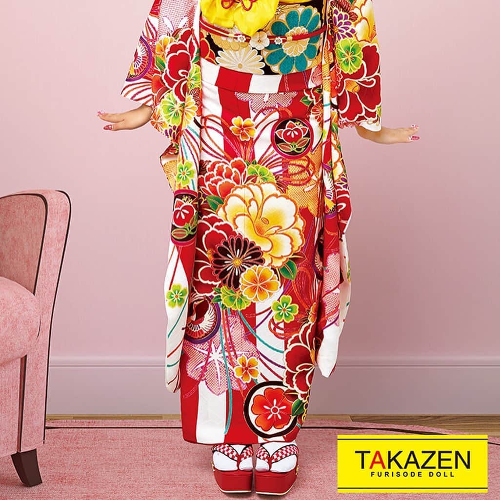 TAKAZENさんのインスタグラム写真 - (TAKAZENInstagram)「. . イマドキモダンに着こなし🎀 周りをパッと明るくする色とストライプの存在感で成人式は派手に華やかに目立ちます🌈🤍 . 小物やアクセサリーで更に可愛く自分だけのオリジナルコーディネートにアレンジすると個性が出てとっても可愛いです💘 . . #takazen #takazen梅田店 #タカゼン  #タカゼン梅田店  #梅田 #大阪  #振袖 #ふりそで #furisode  #成人式 #成人おめでとうの日  #成人式前撮り #前撮り #振袖レンタル  #20歳 #ハタチ #かわいい  #着物 #kimono #伊藤もも」10月31日 18時30分 - takazen_umeda
