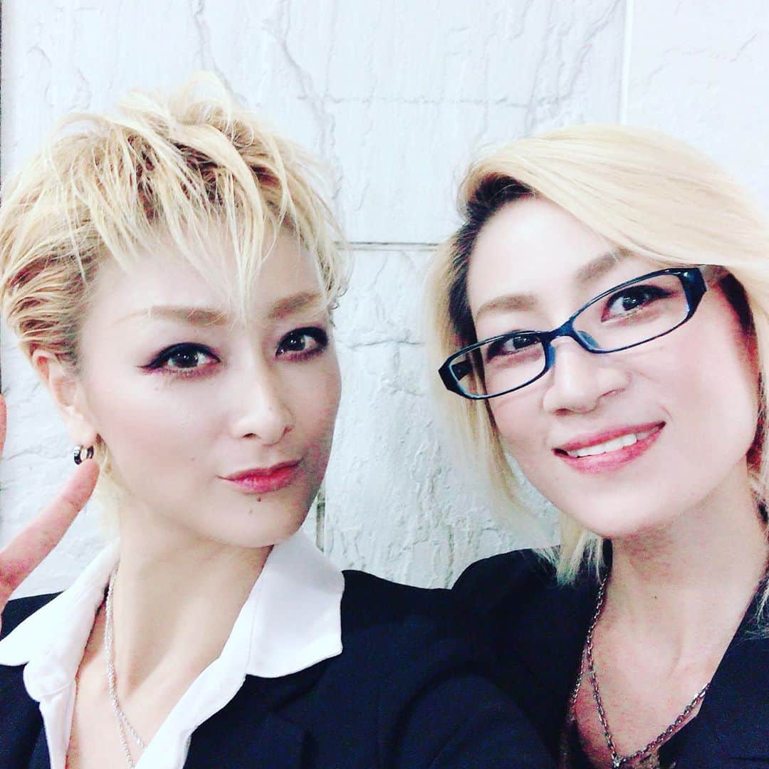 綺華れいのインスタグラム：「‎今夜、19時くらいから？  ‎『ゲリラ LINELive』いたします✨  ‎鳴海じゅんさんと一緒に  ‎『なるあやライブ』について  ‎トークライブ💫  ‎ぜひ遊びに来てねー💕٩( ᐛ )( ᐖ )۶💕  ‎始まったらこちらでもシェアします✩.*˚」