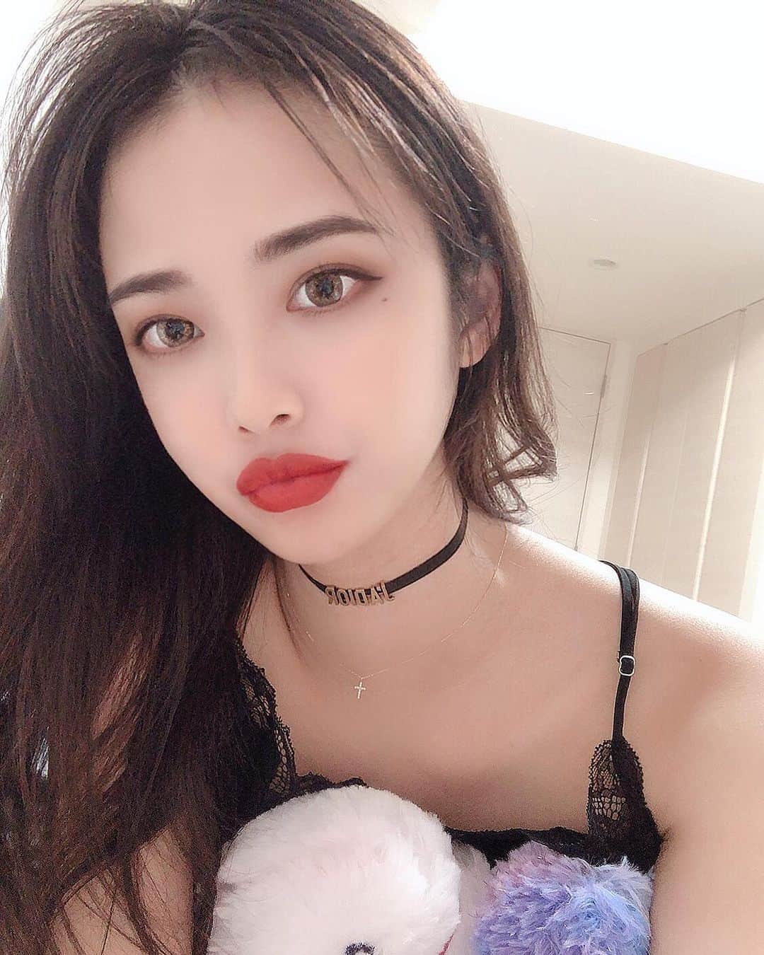 茶谷伊織さんのインスタグラム写真 - (茶谷伊織Instagram)「. 今日はメイク濃いめにして 久々にカラコン前のに戻して 赤リップ塗ったらいい感じ💋 少しでもハロウィン気分で 遊んでみました🧛‍♀️  #halloween #ハロウィン #涙ぼくろは書いてます」10月31日 18時31分 - iori_c