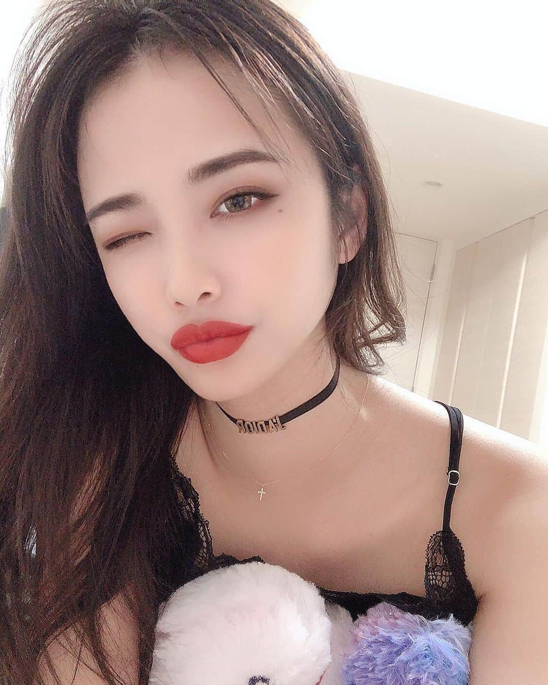 のインスタグラム：「. 今日はメイク濃いめにして 久々にカラコン前のに戻して 赤リップ塗ったらいい感じ💋 少しでもハロウィン気分で 遊んでみました🧛‍♀️  #halloween #ハロウィン #涙ぼくろは書いてます」