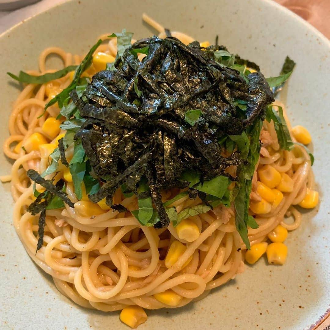 DJ ATSUのインスタグラム：「今日は早めの夕食。﻿ ﻿ 和風パスタ作りましたが、嫁にかかればタバスコ味になりますw」