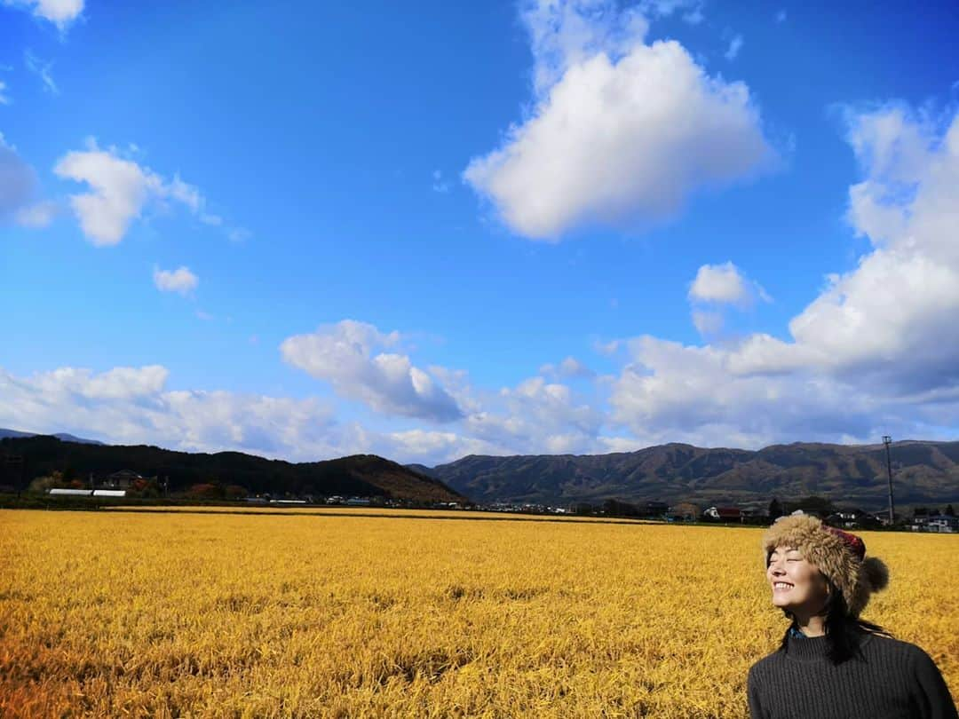 佐藤藍子さんのインスタグラム写真 - (佐藤藍子Instagram)「皆様、おこんばんみーです😌  先日、主人の仕事に同行して 岩手県の遠野市に行って来ました💨  遠野市にある、遠野馬の里に行って 昨年の乗用馬のセリでお客様が落札して、１年間馬の里で預託している、かわいいかわいいお馬ﾁｬﾝに調教の確認も兼ねて会いに行きました🐴  とてもオーラのある、これからの成長が楽しみなｺです😆  遠野市は里山の風景が美しく紅葉していましたー🍁 田んぼも黄金に輝いていた！！ 来年は、青いワンピースを着て写真を撮ろうかな📸ふふふ 青い服と金色の野、、、 ふふふ  #遠野市#遠野馬の里#馬#遠野の馬#遠野の乗用馬#紅葉#秋の紅葉#田んぼ #aikosato#horse##佐藤藍子」10月31日 18時34分 - sato_aiko_official