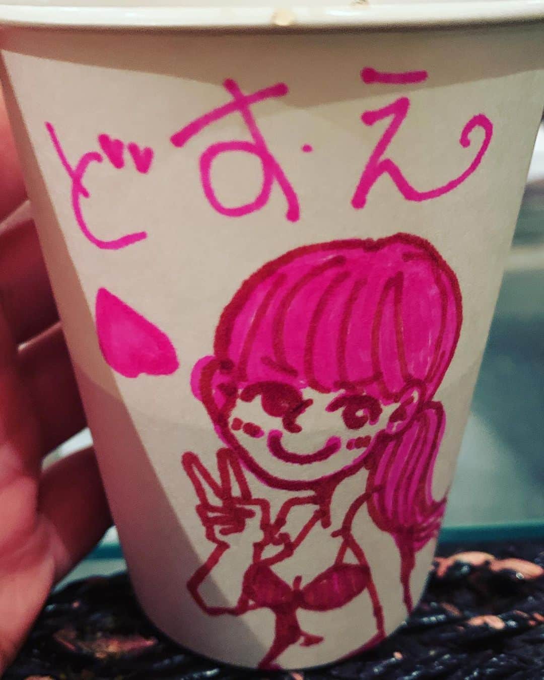 旭桃果のインスタグラム：「こないだのモアサおめでとう＆お疲れ様会にて ゆかりんこと #清水ゆかり @shmzykr ちゃんが ササッと描いてくれたコップ。  嬉しかってん。  自分がやってることが、 仲間達が知ってて応援してくれてることがとても嬉しかってん。  あと3日！  showroom、マシェバラで待ってるよ！！  プロフィールリンクからあと3回だけ、投票してくれたら嬉しいな。  毎日見るのすごく大変だと思うの。  だけど今2位になってて、1位奪還したいです。  写真ダウンロード投票という、1枚100円の投票が120pt分もの応援になります。(即時反映は20pt分のみ)  最後まで走り切るね！！！」