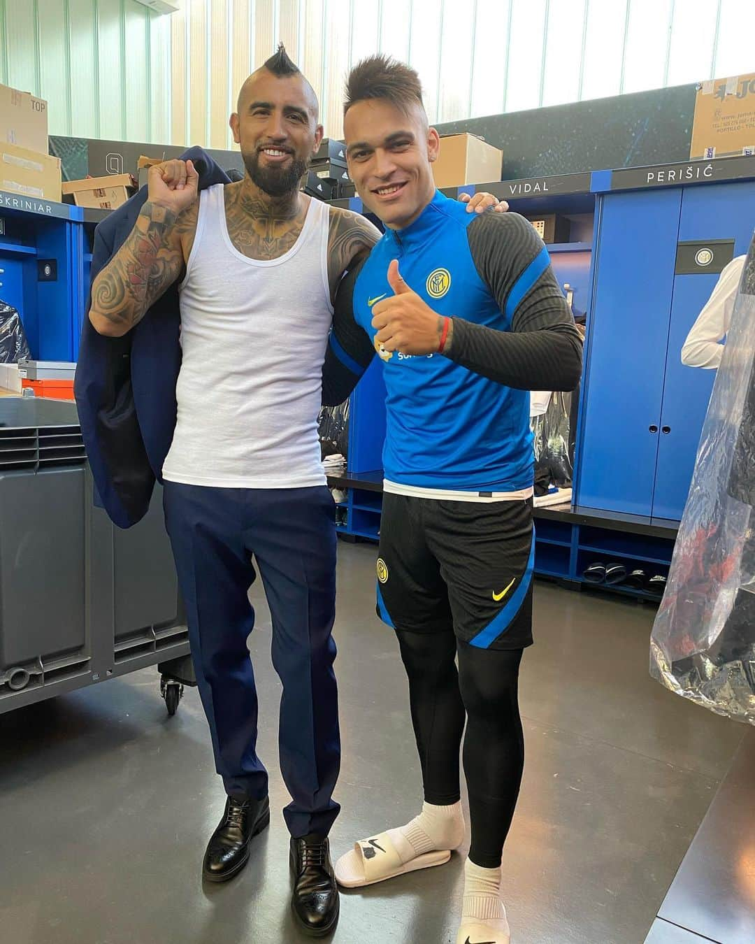 アルトゥーロ・ビダルさんのインスタグラム写真 - (アルトゥーロ・ビダルInstagram)「Con mi hermanito @lautaromartinez 🔥💪🏽👑 modo: partido!!!😉 Forza @inter 🖤💙🔥💪🏽😉😄」10月31日 18時35分 - kingarturo23oficial