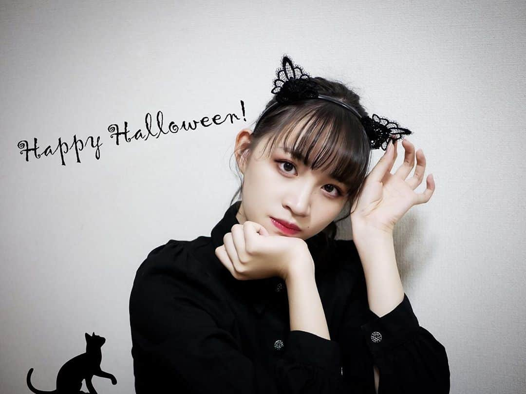 下口ひななのインスタグラム：「🐱HAPPY HALLOWEEN🐱﻿ ﻿ ﻿ ﻿ こんなオシャンティーな猫耳が売ってたので生写真用に買いました✨﻿ ﻿ 今日はハロウィンなので今年は黒猫ちゃーーん﻿ ﻿ #ハロウィン #halloween  #10月31日 #黒猫  #ハッピーハロウィン」