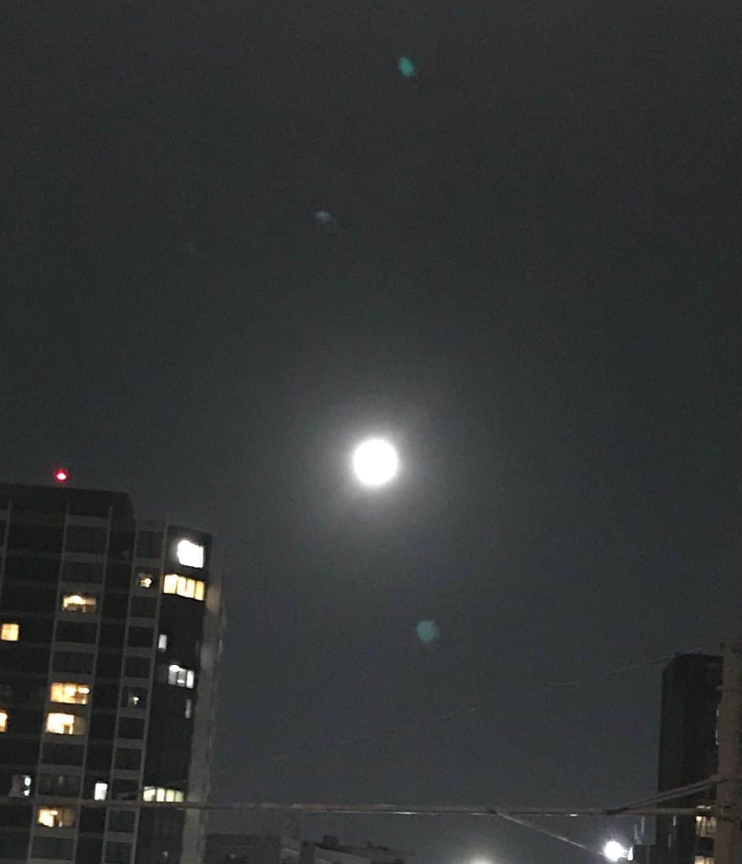 土屋眞弓のインスタグラム：「人工的な光より輝く月 都会ではこれが当たり前だけど、今宵は自然の漆黒の空に浮かぶ月を眺めたい🌕✨✨ シャンパン飲みながら、満月に乾杯🥰🥂  Happy Halloween 🎃   #満月 #fullmoon  #halloween」