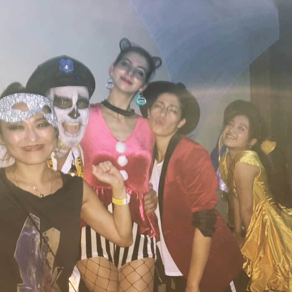土井ケイトのインスタグラム：「Happy Halloween 🎃 👻🎃👻 #throwbackHalloween #staysafe 今年はハロウィン出来ないから歴代ハロウィン集合。ちょとでもハッピーになって明日からまた頑張ろーじゃないの。」