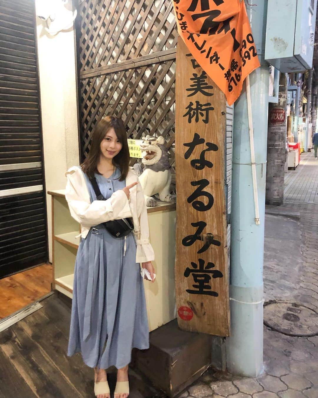 山本成美のインスタグラム：「.﻿ ﻿ 古美術屋はじめました。﻿ うそです。😗﻿ ﻿ 海入って肌ボロなったからいつも通り﻿ @sbeautyclinic 駆け込み🐾﻿ 肌の悩みはとりあえずゆみ先生任せ♪﻿ ﻿ 顎のプニプニ気になるから次から﻿ アクセントウルトラ攻めしよかな🤔﻿ ﻿ ﻿ ﻿ ﻿ ﻿ #沖縄 #okinawa #旅行 #旅フォト ﻿ #エスビューティークリニック﻿ #sbeautyclinic﻿ #毛穴ケア #美肌ケア #美容垢 #実体験﻿ #レブライト #オゾンスチームクレンジグ #ピーリング﻿ #医療痩身 #アンチエイジング #レーザートーニング﻿ #beautyclinic #beautystaglam」