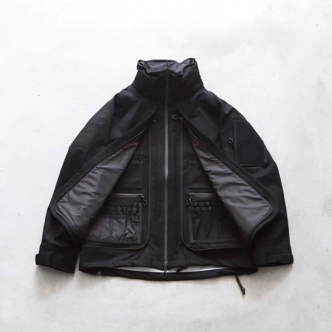 のインスタグラム：「_ MOUT RECON TAILOR / マウトリーコンテーラー "Shooting Hardshell Jacket" ¥132,000- _ 〈online store / @digital_mountain〉 https://www.digital-mountain.net/shopdetail/000000012628/ _ 【オンラインストア#DigitalMountain へのご注文】 *24時間受付 *15時までのご注文で即日発送 * 1万円以上ご購入で送料無料 tel：084-973-8204 _ We can send your order overseas. Accepted payment method is by PayPal or credit card only. (AMEX is not accepted)  Ordering procedure details can be found here. >>http://www.digital-mountain.net/html/page56.html  _ #MOUTRECONTAILOR #マウトリーコンテーラー _ 本店：#WonderMountain  blog>> http://wm.digital-mountain.info _ 〒720-0044  広島県福山市笠岡町4-18  JR 「#福山駅」より徒歩10分 #ワンダーマウンテン #japan #hiroshima #福山 #福山市 #尾道 #倉敷 #鞆の浦 近く _ 系列店：@hacbywondermountain _」