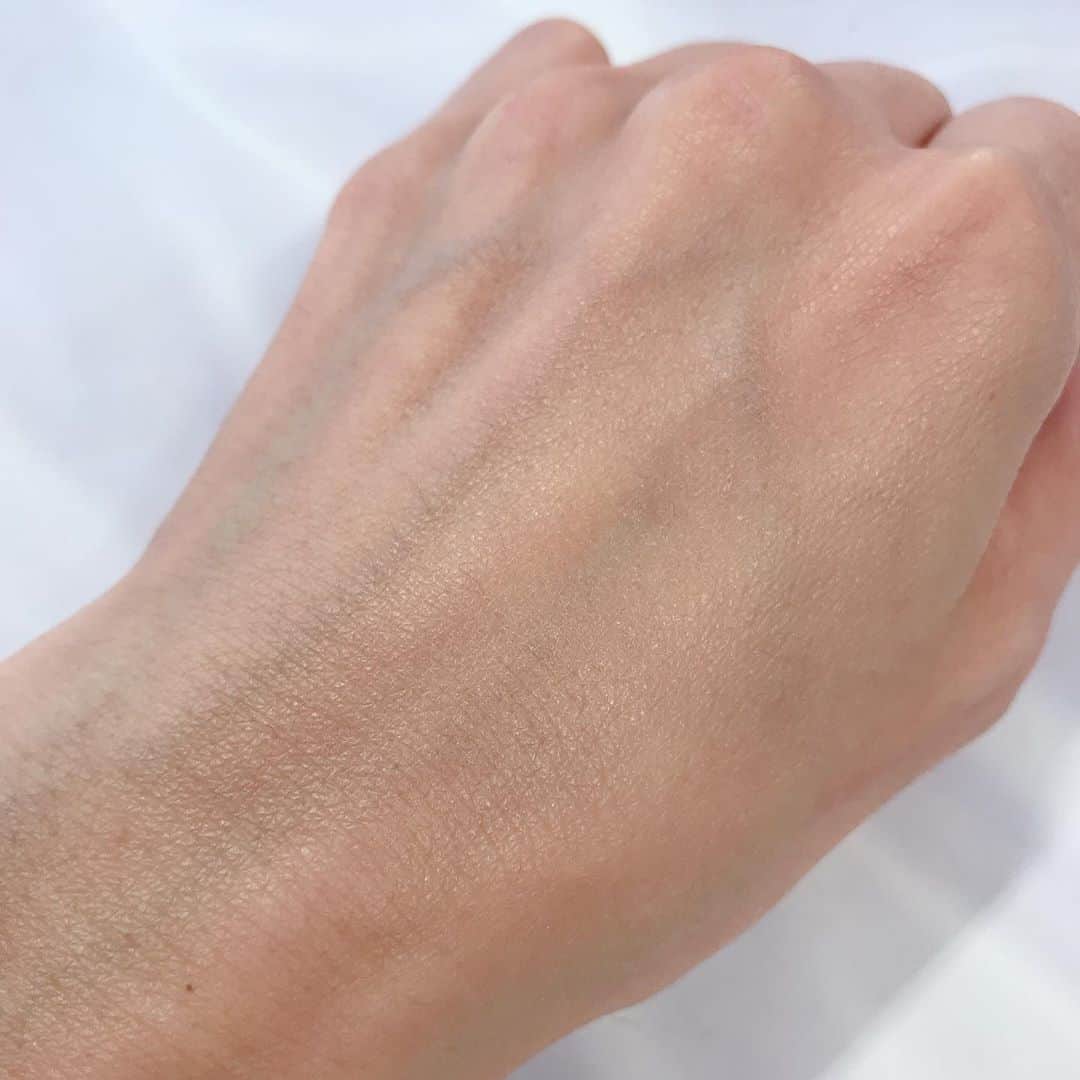 小西さやかさんのインスタグラム写真 - (小西さやかInstagram)「【週末のオフィスは美容液ファンデーションで！】 ほとんど人に合わない週末はお肌を休ませたいので、いただいたマキアレーベルの美容液ファンデーションを使わせていただいています。 とにかくつけ心地が軽くて何もつけていないみたい。 シミまではカバーできませんが、肌の色ムラやクマはある程度カバーできるので週末はこれで十分です。 抗炎症効果のあるグリチルレチン酸ステアリルも配合されているので、マスク生活の肌休めにおすすめ。 . みなさんは肌休めのためのファンデーション？BB？何をお使いですか？ . #美容液ファンデーション#ファンデーション#ゆらぎ肌#テレワークメイク#マスクメイク#オフィスメイク#リキッドファンデーション#シミカバー#くま#シミ対策#くま対策#シミケア#くまのケア　#エイジングケア#ナチュラルメイク#週末メイク#コスメコンシェルジュ」10月31日 18時41分 - cosmeconcierge