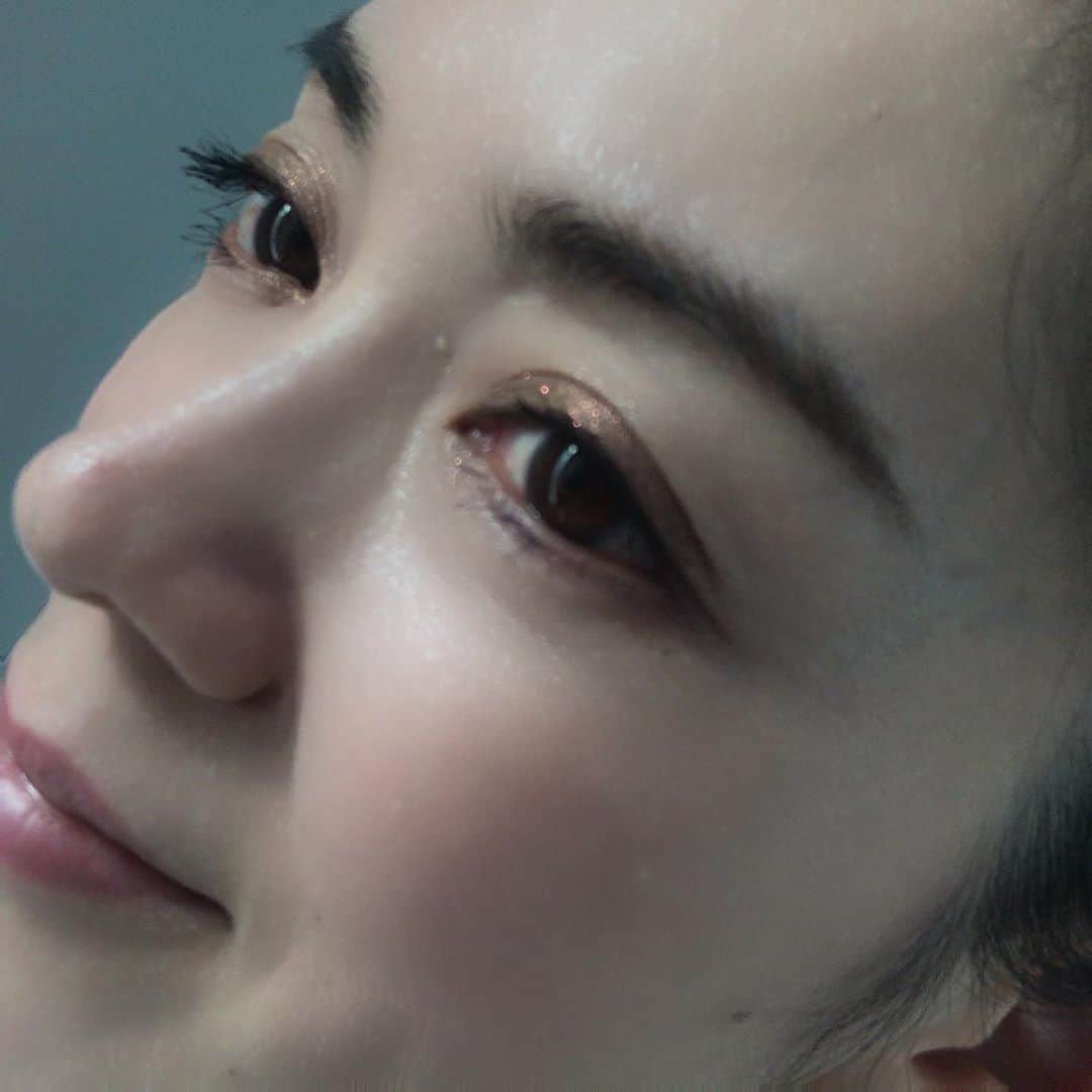 小西さやかさんのインスタグラム写真 - (小西さやかInstagram)「【週末のオフィスは美容液ファンデーションで！】 ほとんど人に合わない週末はお肌を休ませたいので、いただいたマキアレーベルの美容液ファンデーションを使わせていただいています。 とにかくつけ心地が軽くて何もつけていないみたい。 シミまではカバーできませんが、肌の色ムラやクマはある程度カバーできるので週末はこれで十分です。 抗炎症効果のあるグリチルレチン酸ステアリルも配合されているので、マスク生活の肌休めにおすすめ。 . みなさんは肌休めのためのファンデーション？BB？何をお使いですか？ . #美容液ファンデーション#ファンデーション#ゆらぎ肌#テレワークメイク#マスクメイク#オフィスメイク#リキッドファンデーション#シミカバー#くま#シミ対策#くま対策#シミケア#くまのケア　#エイジングケア#ナチュラルメイク#週末メイク#コスメコンシェルジュ」10月31日 18時41分 - cosmeconcierge