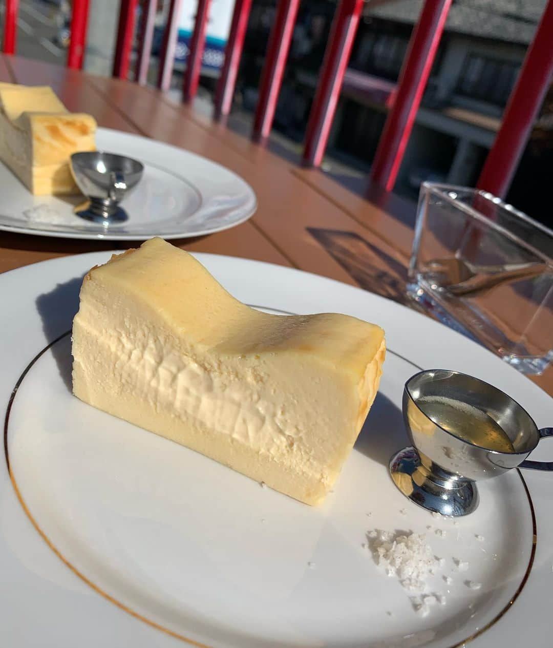 熊田マリエスターさんのインスタグラム写真 - (熊田マリエスターInstagram)「メルクルのチーズケーキは  塩でいただきます  なんて美味しいの〜〜〜〜  これはハマります  #チーズケーキ #メルクル #覚王山 #岩塩で #美味しいものは人を幸せにする」10月31日 18時42分 - marie_esther_kumada