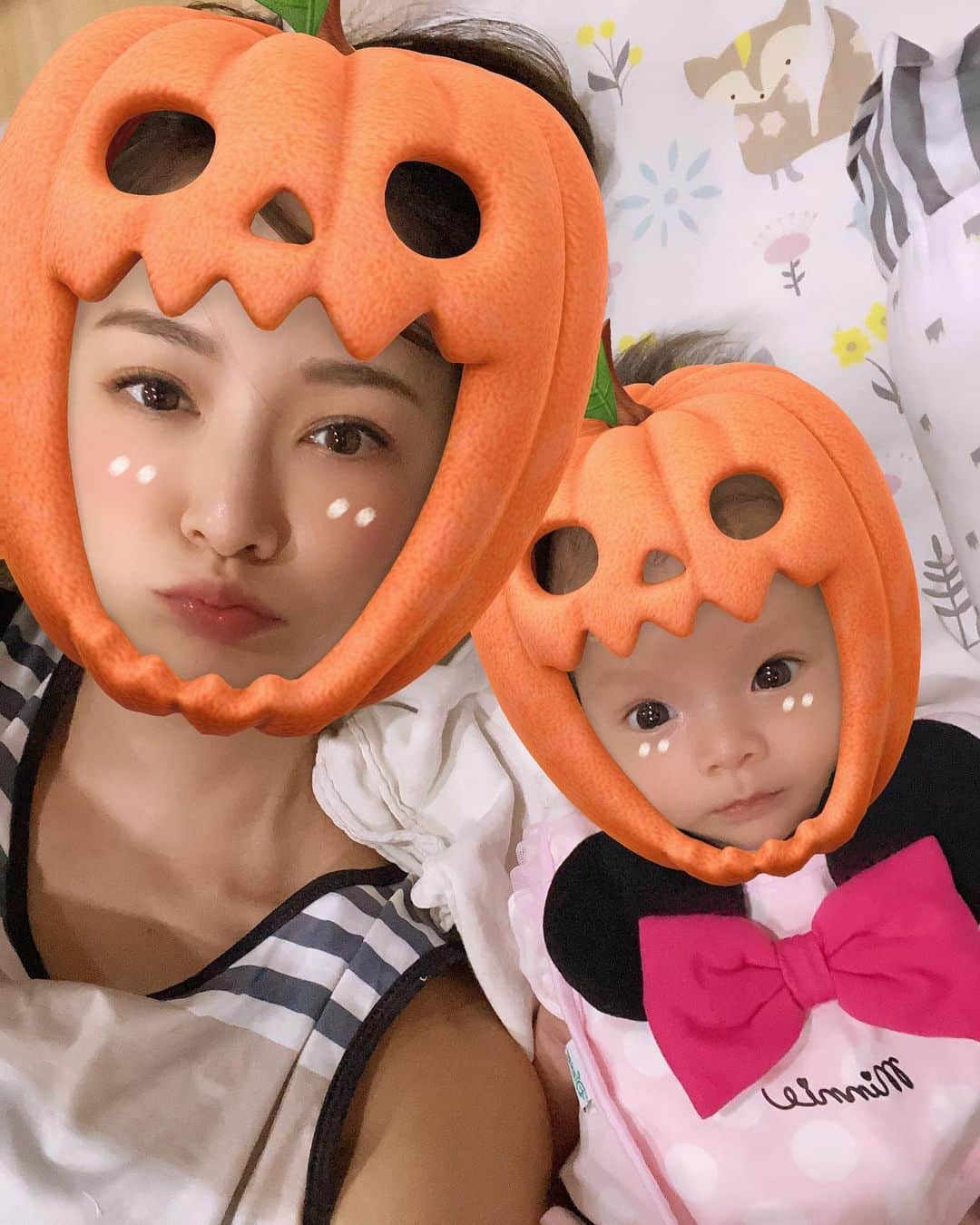 のインスタグラム：「🎃Happy Halloween 🎃  来年は3人でコスチューム着よう‼️  そして今日はタイもロイクラトン❣️ ランタンを空にあげるあの有名なお祭りの日だよー✨ チェンマイまで行った人のインスタアップが楽しみだなぁ💖  #halloween #halloweencostume #babyfashion #ハロウィン #ロイクラトン #コムローイ祭り #バンコク生活 #バンコクライフ #バンコク暮らし #生後1ヶ月 #生後50日 #ハーフべイビー #ベビちゃん #新米ママ #親バカ部」