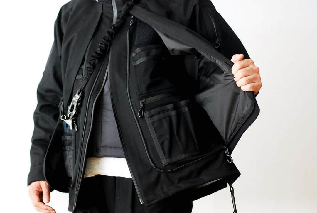 wonder_mountain_irieさんのインスタグラム写真 - (wonder_mountain_irieInstagram)「_ MOUT RECON TAILOR / マウトリーコンテーラー "Shooting Hardshell Jacket" ¥132,000- _ 〈online store / @digital_mountain〉 https://www.digital-mountain.net/shopdetail/000000012628/ _ 【オンラインストア#DigitalMountain へのご注文】 *24時間受付 *15時までのご注文で即日発送 * 1万円以上ご購入で送料無料 tel：084-973-8204 _ We can send your order overseas. Accepted payment method is by PayPal or credit card only. (AMEX is not accepted)  Ordering procedure details can be found here. >>http://www.digital-mountain.net/html/page56.html  _ #MOUTRECONTAILOR #マウトリーコンテーラー _ 本店：#WonderMountain  blog>> http://wm.digital-mountain.info _ 〒720-0044  広島県福山市笠岡町4-18  JR 「#福山駅」より徒歩10分 #ワンダーマウンテン #japan #hiroshima #福山 #福山市 #尾道 #倉敷 #鞆の浦 近く _ 系列店：@hacbywondermountain _」10月31日 18時45分 - wonder_mountain_