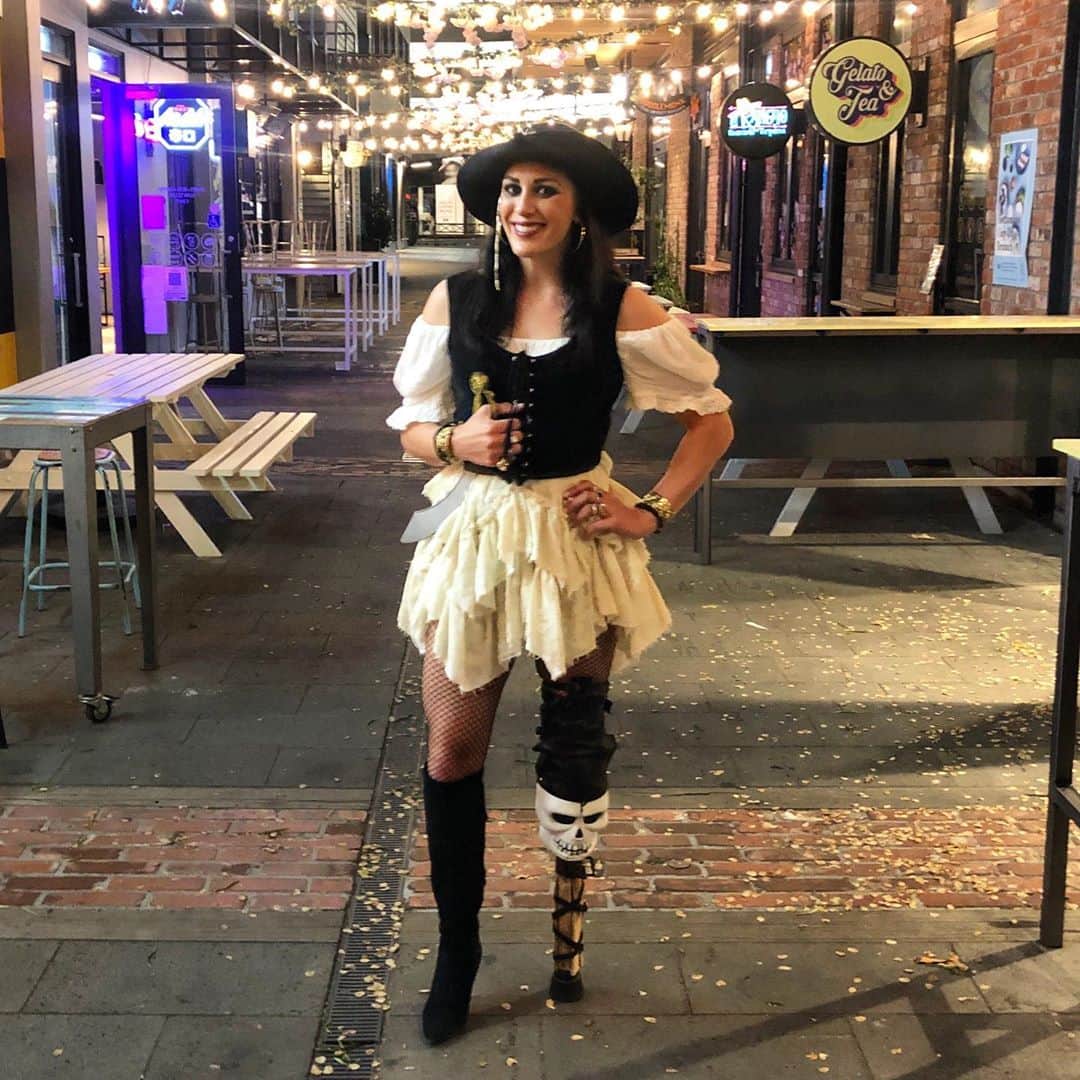 Sophie Pascoeのインスタグラム：「Ahoy there Halloween! 💀☠️ 🏴‍☠️ #pirate #custom #pegleg #trickortreat #halloween」