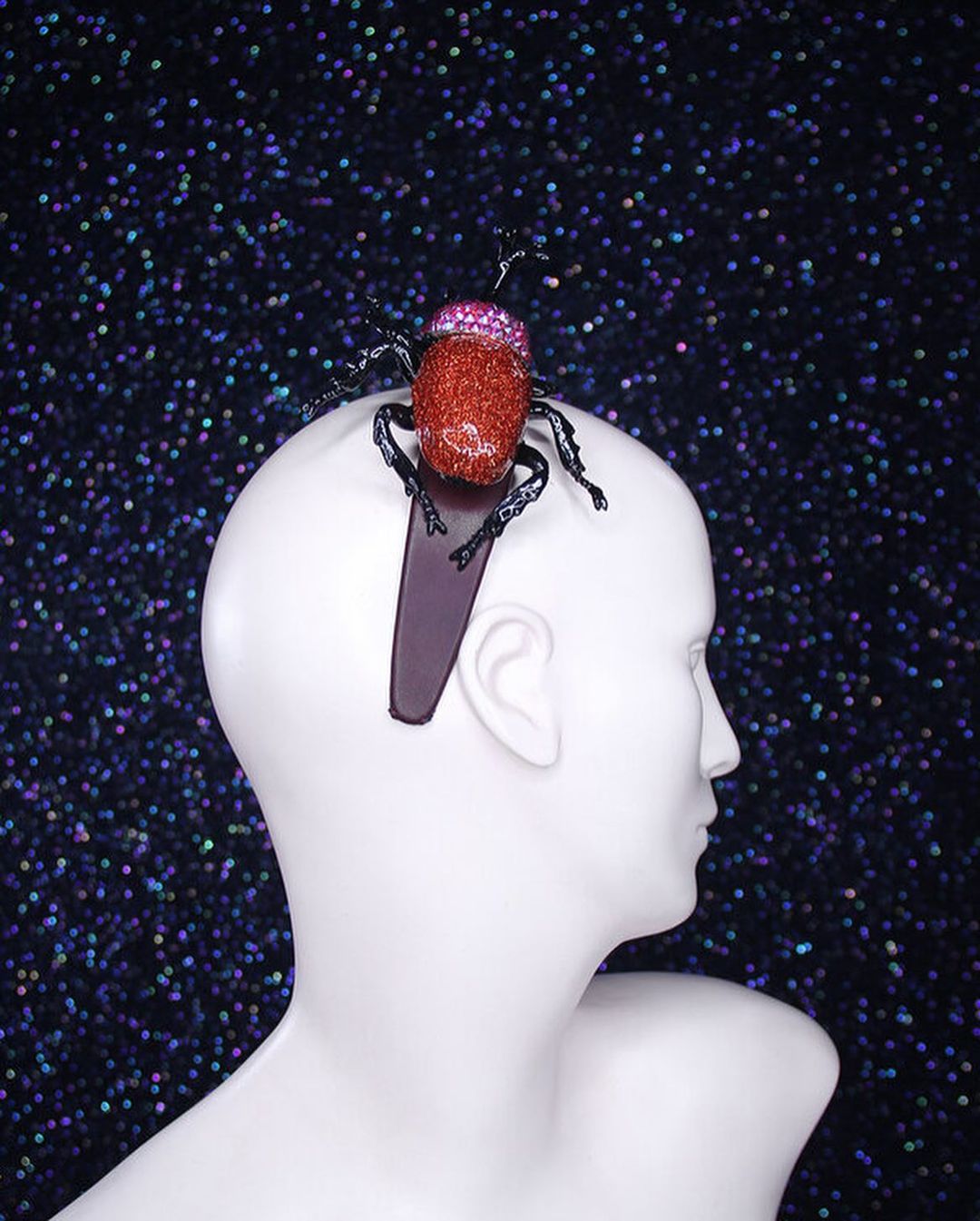 ピアーズアトキンソンさんのインスタグラム写真 - (ピアーズアトキンソンInstagram)「🎃🎃🎃👾👻 #halloween2020  #drip #🩸 #🧡 #💎 #🎃  CRYSTAL ENCRUSTED HYPER-BEETLE HEADBAND  A unique Maroon leather headband trimmed with a Swarovski encrusted hyper-beetle in Blood-Orange. 🩸🧡🩸  #piersatkinson #beetle #👾 #millinery #hat #hats #headpiece #headdress #headband #milliner #maker」10月31日 18時54分 - piersatkinson