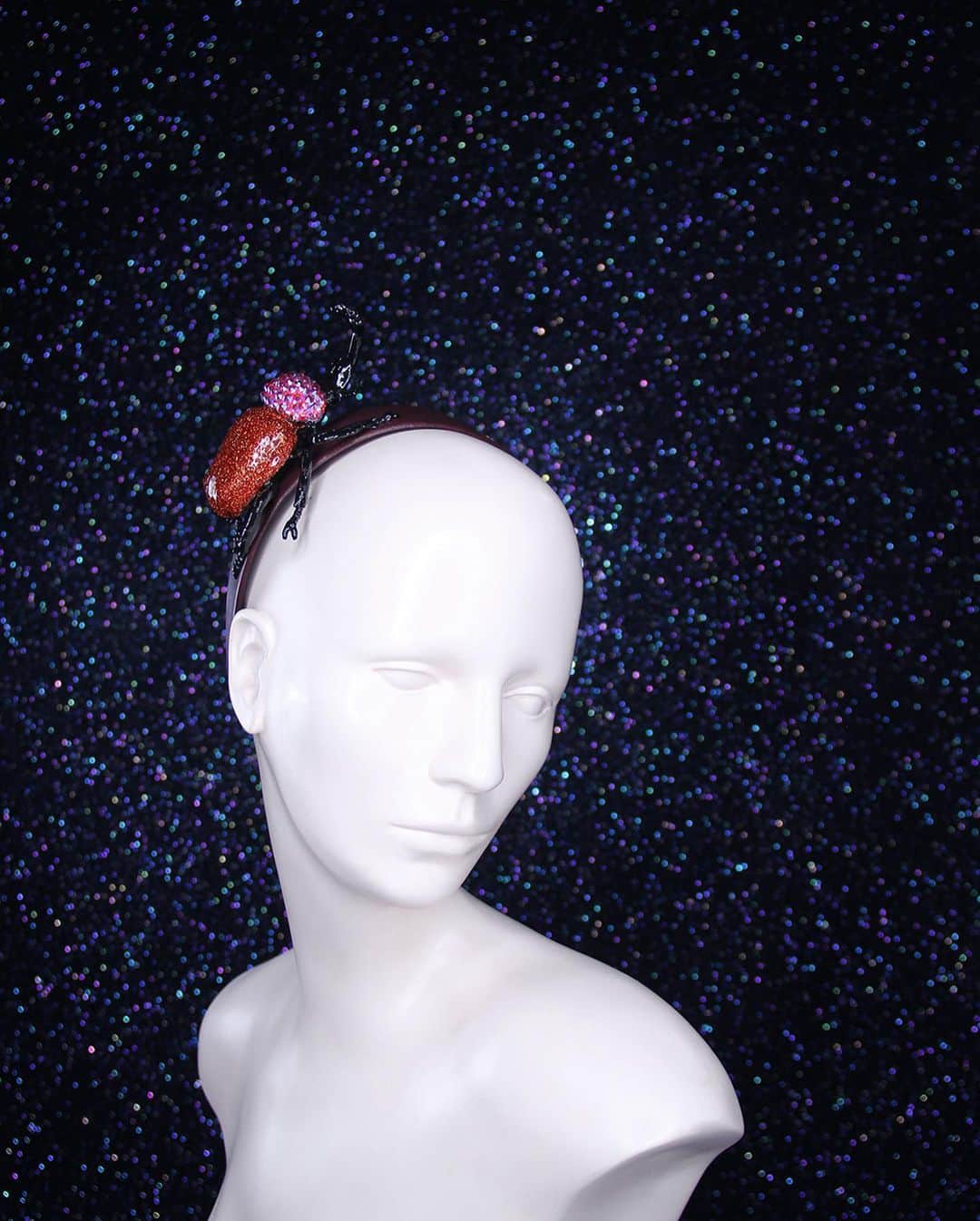 ピアーズアトキンソンさんのインスタグラム写真 - (ピアーズアトキンソンInstagram)「🎃🎃🎃👾👻 #halloween2020  #drip #🩸 #🧡 #💎 #🎃  CRYSTAL ENCRUSTED HYPER-BEETLE HEADBAND  A unique Maroon leather headband trimmed with a Swarovski encrusted hyper-beetle in Blood-Orange. 🩸🧡🩸  #piersatkinson #beetle #👾 #millinery #hat #hats #headpiece #headdress #headband #milliner #maker」10月31日 18時54分 - piersatkinson
