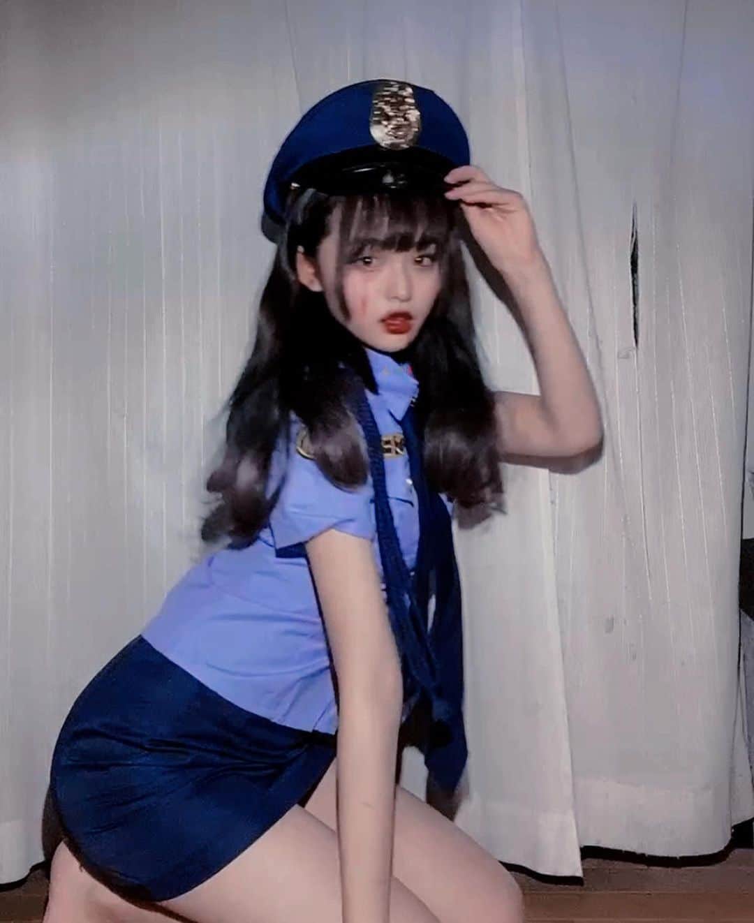 野口花鈴のインスタグラム：「ハロウィンのコスプレしました！！ ポリスの格好です🥺 画質汚くてすみません、、(๑-﹏-๑) #ハロウィン #コスプレ #ミニスカポリス #halloween」