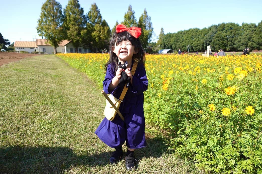 大菅小百合さんのインスタグラム写真 - (大菅小百合Instagram)「Happy Halloween🎃🎃🎃 本人の希望により人生初の仮装は魔女の宅急便の「キキ」🦹‍♀️✨ 天気も良くてお外が気持ち良かった〜💕私もキキになりたかったな‼️😍笑 ・ ・ ・ #Halloween #キキ #黒猫のジジと #ホウキも持ってるよ🧹 #ジブリシリーズだと #娘の1番は魔女の宅急便 #ママは天空の城ラピュタ #パパはもののけ姫 #近所のお兄さんにお菓子もらえて #嬉しそうだった」10月31日 18時49分 - sayuriosuga1027