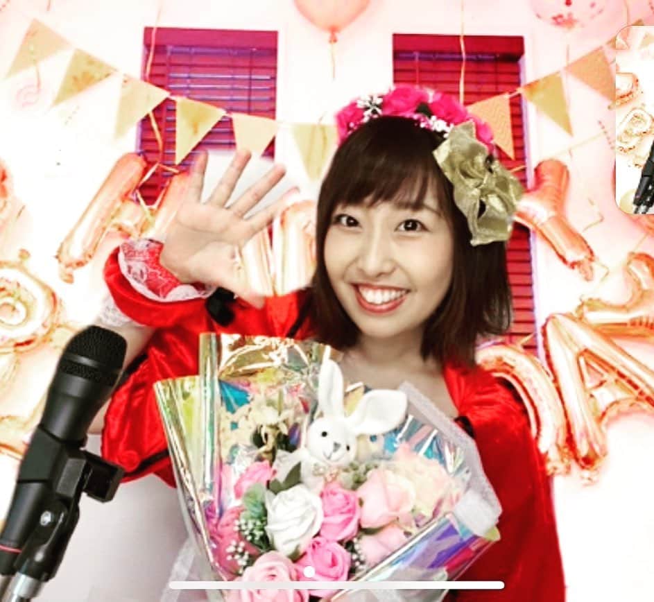 夏目亜季のインスタグラム：「【初のzoom生誕祭2020】  本日初のチケット制でzoom生誕祭2020をやりました。 スタッフとファンの皆サプライズで用意してくれた花束&ケーキのプレゼントありがとう☺️ 花束はウサギさんおるしバラやし、ケーキはポケモンのアイスケーキでワンパチにヒバニーにイーブイにピカチュウとうちのペットのイラストのようやし（ハムスター＆デグー、うさぎ、うさぎ、犬）  家ライブも思いの外盛り上がった❣️ 予定の1時間30どころか2時間30やったね😃 リクエストライブも昔のユニットの曲やら定番やら新曲まで盛り盛り盛りだくさんだった。  3月頃から人前でのイベント活動をやめていたけど、久々にアイドルになった気分です。  zoomの中で皆サイリウムふってくれたり、勝ち組Tシャツ（応援シャツ）きてくれたり、肩にあら坊あらみぃをひっつけて参戦してくれたり愛を感じました🤣  オンラインでYouTubeライブとかこれまでもいくつかやってるけど政治や闘病の質問とかが多くてそっちモードに切り替えていたけど、今日はひたすら歌歌ったり皆とのほほんとしたトークがメインだったな。  こんな生誕祭やイベントもありだなと改めて思った、もちろん対面がいいけど参加してくれた皆もまだ他のイベント解禁してなくて私もファンの皆も同じようにイベント自粛中やったのもすごいって思った。  私『皆は私と同じようにイベント自粛中なん？他のアイドルとかみてないん？』  ファン『20年以上ぶりに人を応援してるからイベントいってない』 ファン『うつりたくないからライブはいってない』 などいろんな回答がある中 ファン『俺議会しか行ってない』← ってのは大爆笑した（笑）  確かに私イベントやってないから議会にみにきてる人いるわと思って笑  あと色々会話してる中で ファン『大阪都構想についてどう思いますか』  ってのがきて、これもまさか飛んでくると思ってなかったので笑った。  とにかく新鮮で皆楽しんでくれたようやし 自分も半年ぶり以上でオンラインでも人前で歌ったり新曲披露したりでめっちゃ思い出に残る生誕祭になった🎂  #夏目亜季生誕祭　#夏目亜季 #夏目亜季生誕祭2020  #荒川区 #荒川区議会議員 #お誕生日　#zoom #zoom飲み会  #生誕祭 #生誕祭ケーキ」