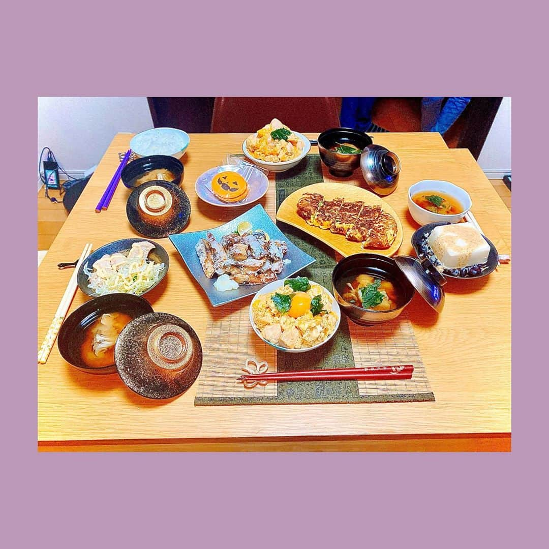 福島雪菜さんのインスタグラム写真 - (福島雪菜Instagram)「今日の晩ごはん( ˶˙ᵕ˙˶ ) * ✧親子丼 ✧鯖の竜田揚げ ✧もちもちネギ焼き ✧まいたけのお味噌汁 ✧ハロウィンのクッキー 　（母が買ってきてくれました🎃） * 家族が家に遊びに来てくれたので 料理でおもてなししました^ ^ * * #手料理❤️ #おうちごはん」10月31日 18時51分 - yukina_fukusima