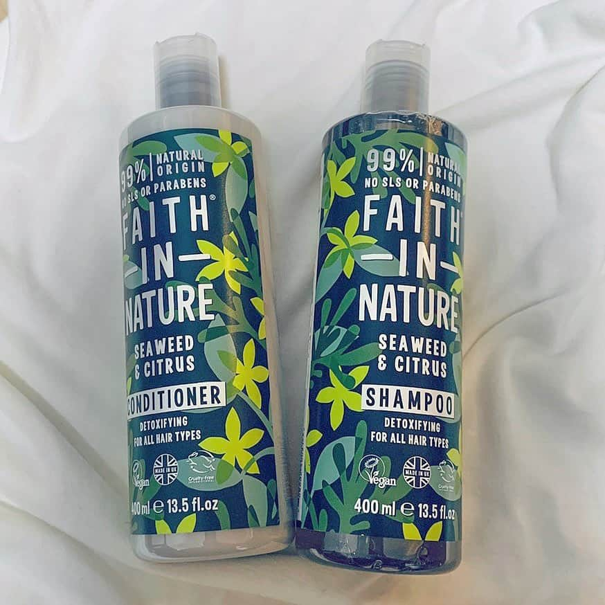 高崎モモコ さんのインスタグラム写真 - (高崎モモコ Instagram)「🍑 . . 🧴【FAITH IN NATURE】 @faithinnaturejapan  . . 植物由来成分で髪にうるおいを与える リペアシャンプー&コンディショナー。 . ☑︎ビタミンE ☑︎必須脂肪酸 ☑︎ビタミンC ☑︎天然のエッセンシャルオイル などが含まれており、 美髪の手助けをしてくれる商品です✊ . . 香りも色々あるのですが 私はシーウィード&シトラスにしました😌 シーウィードって髪に良い感じがしますよね☺️ . . . #PR . #フェイスインネイチャー #シャンプー#美髪  髪質改善#髪質改善シャンプー#シャントリ#髪質改善トリートメント #シャンプー#おすすめシャンプー#シャンプートリートメント#トリートメント#好きな香り#シャンプーマニア#美髪ケア#人気のシャンプー#シャンプー評価#コスメレポ#コスメ好きな人と繋がりたい#ヘアケア#ヘアケア用品#ヘアコスメ#美髪計画#保湿シャンプー保湿#綺麗になりたい#ダメージ補修#モテ髪#プチプラ#乾燥対策#女子力アップ#女子力向上委員会」10月31日 18時54分 - momoko_takasaki