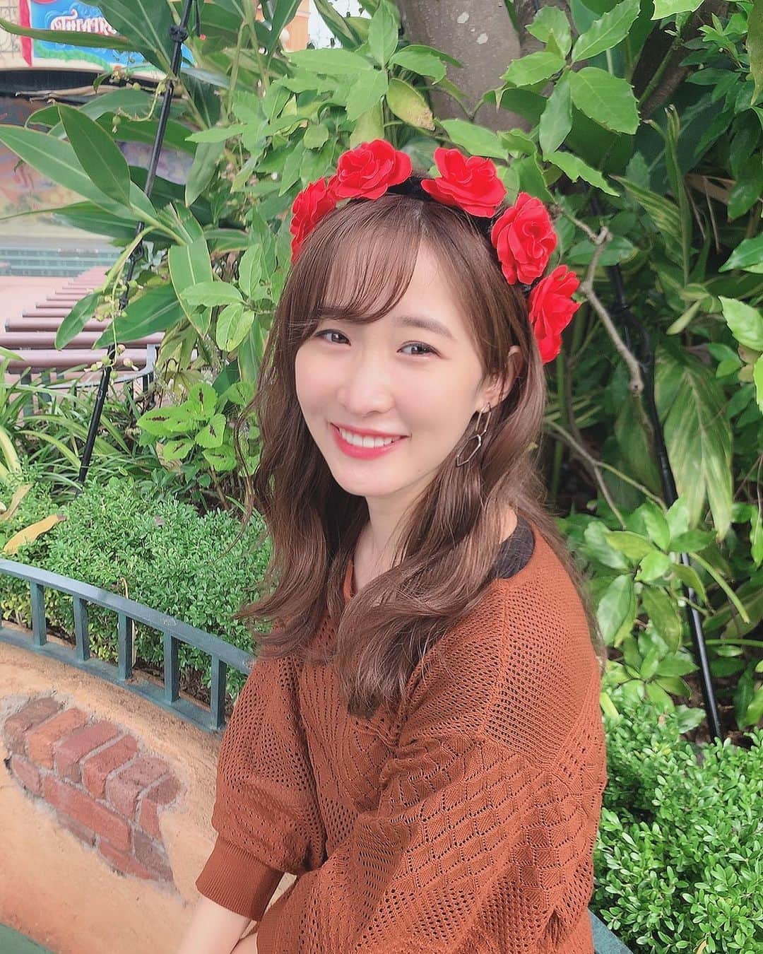 吉田友利恵のインスタグラム：「happy Halloween🎃 って、皆の投稿見て今気付きました！(笑) 皆様楽しい夜を〜  Halloweenぽい写真がないので 仮装ではないんだけど仮装ぽい でぃずにー写真で👻 (薔薇つけたらもうベルでしょ🥺？違) #ヒートテック🤦‍♀️  #ディズニー#ディズニーランド#ランド#tdl#ベル#美女と野獣# Halloween#Disney」