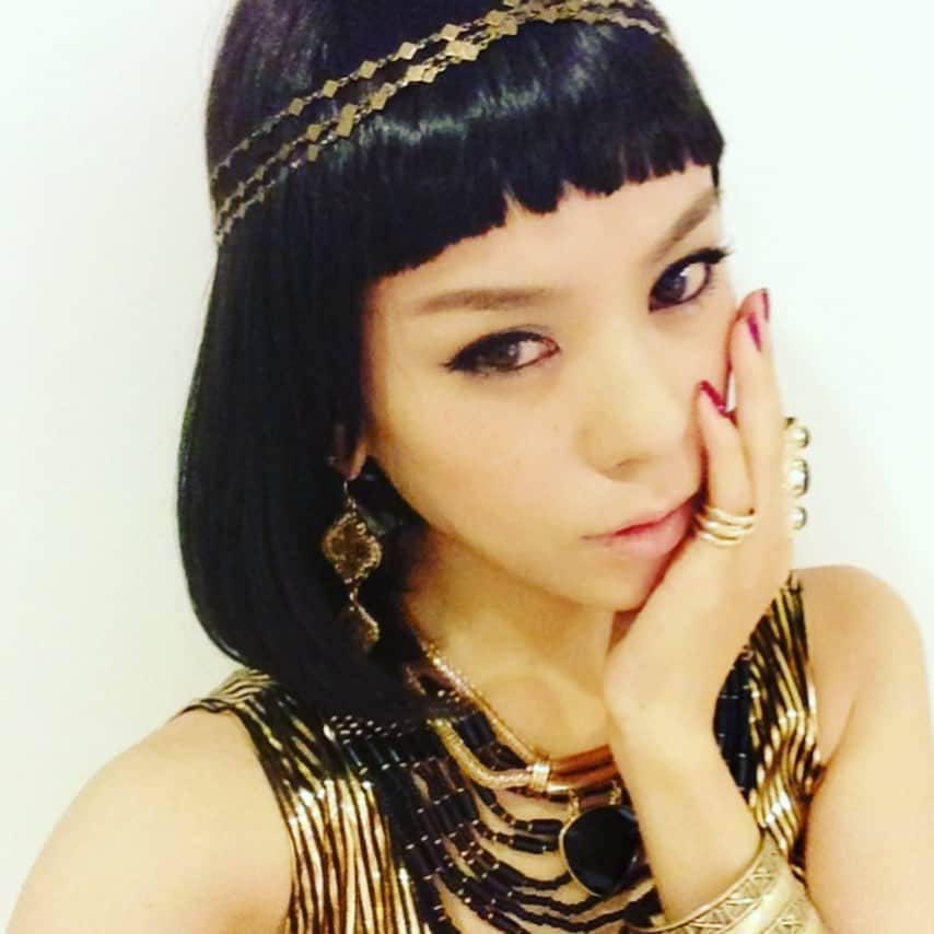 azumiのインスタグラム：「もう仮装することはほぼなさそうだなあ。。。過去のハロウィンイベントでDJの時のクレオパトラ。 #halloween  #ハロウィン #halloweencostume  #wyolica #azumi #このズラどんどんあがって最終的にはワカメちゃんになる」