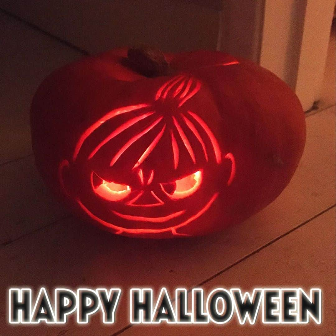 ムーミンさんのインスタグラム写真 - (ムーミンInstagram)「Have you seen any Moominous pumpkins lately?🎃🧡🎃 Share your #Moominpumpkin by tagging us 😍  Repost• @houseofdisaster Happy Friday Y’all! Have a great weekend with a little help from Little My! #moomin #moominvalley #littlemy #houseofdisaster #theweekend Halloween 🎃 #moominofficial」10月31日 18時59分 - moominofficial