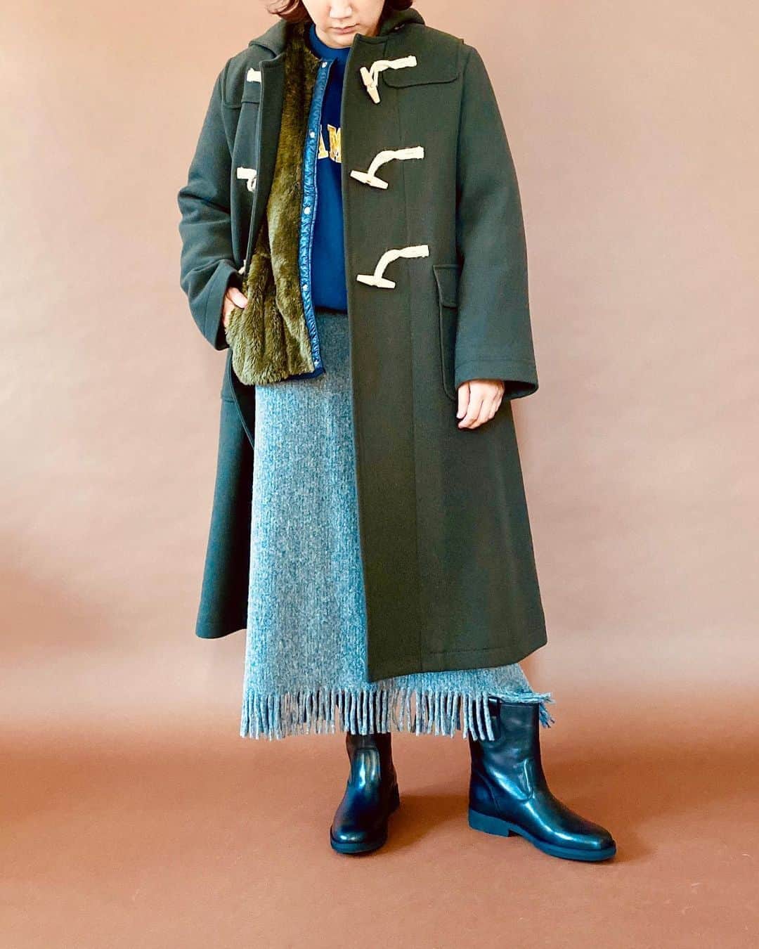 のインスタグラム：「. 【BEAMS BOY Director’s Mag】 -October 31- 私達の定番アウター vol.2  本日は、10/29投稿分でご紹介したダッフルコートの色違いを着てみました！  こちらのコートは、先日着用のオレンジ色、定番の紺色、そして本日のオリーブ色の3色展開です。 大人な落ち着いた印象のオリーブグリーンです。  トグルの生成り色が映えます。可愛い。  さらに、このコートは重厚感のある見た目とはウラハラに、着心地は軽め。  しっかりした“メルトン見え”だけど（ BOYとしてココ需要です！）、ソフトで軽い素材を選びました。  ロングコートに挑戦したいけど、肩がこるし、結局着なくなっちゃう・・・・  なんて経験をお持ちの方も多いはず。  女性がかっこよくメンズ服を着こなすための、BOYなりの工夫です！ ＿＿＿＿＿＿＿＿＿＿＿＿  COAT:13-19-0501 JACKET:13-18-1014 SWEAT:13-13-0300 SKIRT:13-27-0606 SHOES:13-32-0205 OTHER: @inohiromi 's OWN #beamsboy_directors_mag information:03-5770-5550 ＿＿＿＿＿＿＿＿＿＿＿＿  ※現在公式オンラインショップで販売中、またはご予約を承っている商品はタグ付けをご覧ください。タグ付けのない商品は、販売・ご予約を開始しましたら、随時タグを追加します。  #beams #beamsboy #ビームス #ビームスボーイ #原宿 #tokyo #harajuku #beamsboyharajuku #keepfashionalive #ダッフルコート」