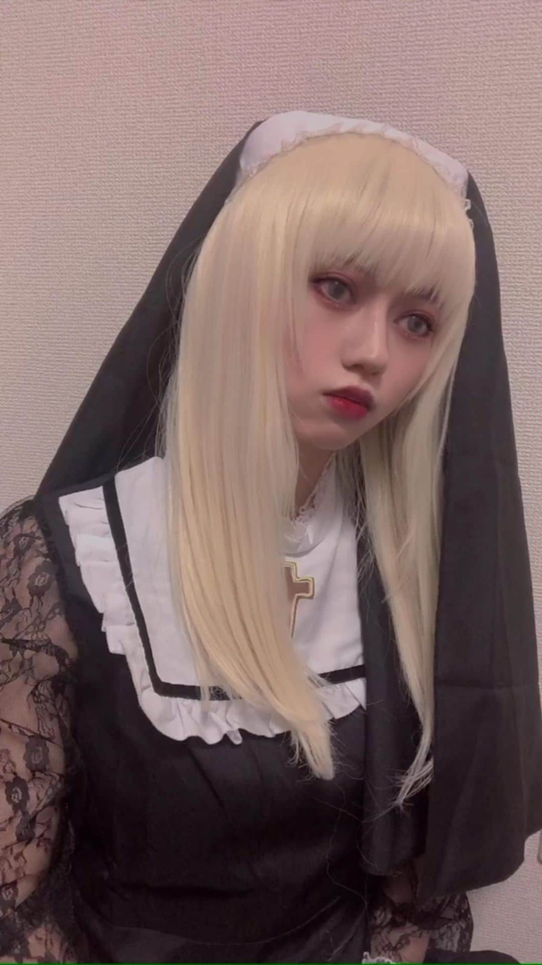 西山野園美のインスタグラム：「リールという機能初めて使いました。 happy Halloween ‼︎  #halloween #halloweencostume #sister #コスプレ #修道女」