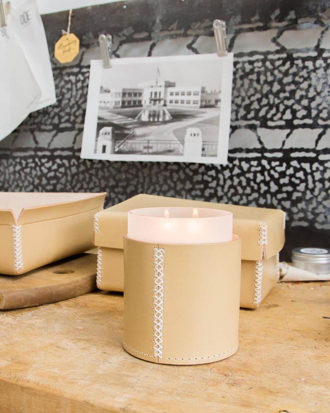 バンフォードさんのインスタグラム写真 - (バンフォードInstagram)「Introducing Doe x Bamford leather homewares, a capsule collection of multipurpose items to decorate desks, dressing tables and more. Suffolk-based @doeleather draws on a family heritage in leathercraft spanning back generations, and we are excited to collaborate with Doe for their first foray into designing objects for the home.⁠⠀ ⁠⠀ Crafted from the finest quality Bridle Hide, the process takes months as vegetable tanning and triple hand-waxing are laborious and time consuming; vegetable tanning eliminates the common toxic chemicals used in the majority of tanneries worldwide. The Doe Leather Pot, Box and Tray are now available to shop online and in Bamford stores. ⁠⠀ ⁠⠀ Read more about the depth of care that goes into each piece on our online journal, link in bio. #bamford #leathercraft #handstitched」10月31日 19時00分 - bamford
