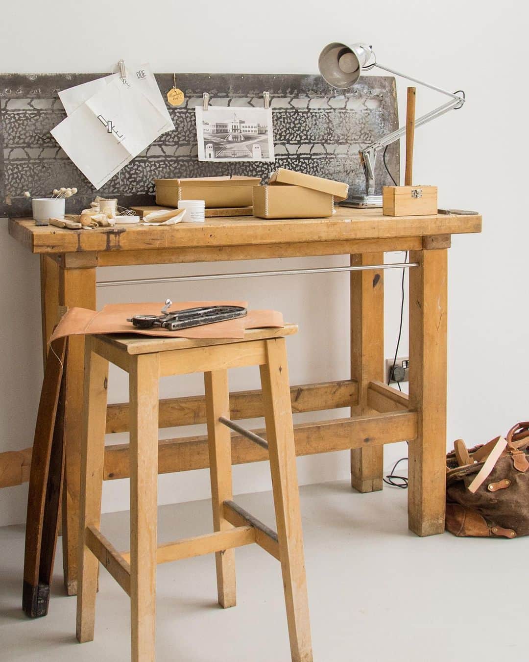 バンフォードさんのインスタグラム写真 - (バンフォードInstagram)「Introducing Doe x Bamford leather homewares, a capsule collection of multipurpose items to decorate desks, dressing tables and more. Suffolk-based @doeleather draws on a family heritage in leathercraft spanning back generations, and we are excited to collaborate with Doe for their first foray into designing objects for the home.⁠⠀ ⁠⠀ Crafted from the finest quality Bridle Hide, the process takes months as vegetable tanning and triple hand-waxing are laborious and time consuming; vegetable tanning eliminates the common toxic chemicals used in the majority of tanneries worldwide. The Doe Leather Pot, Box and Tray are now available to shop online and in Bamford stores. ⁠⠀ ⁠⠀ Read more about the depth of care that goes into each piece on our online journal, link in bio. #bamford #leathercraft #handstitched」10月31日 19時00分 - bamford