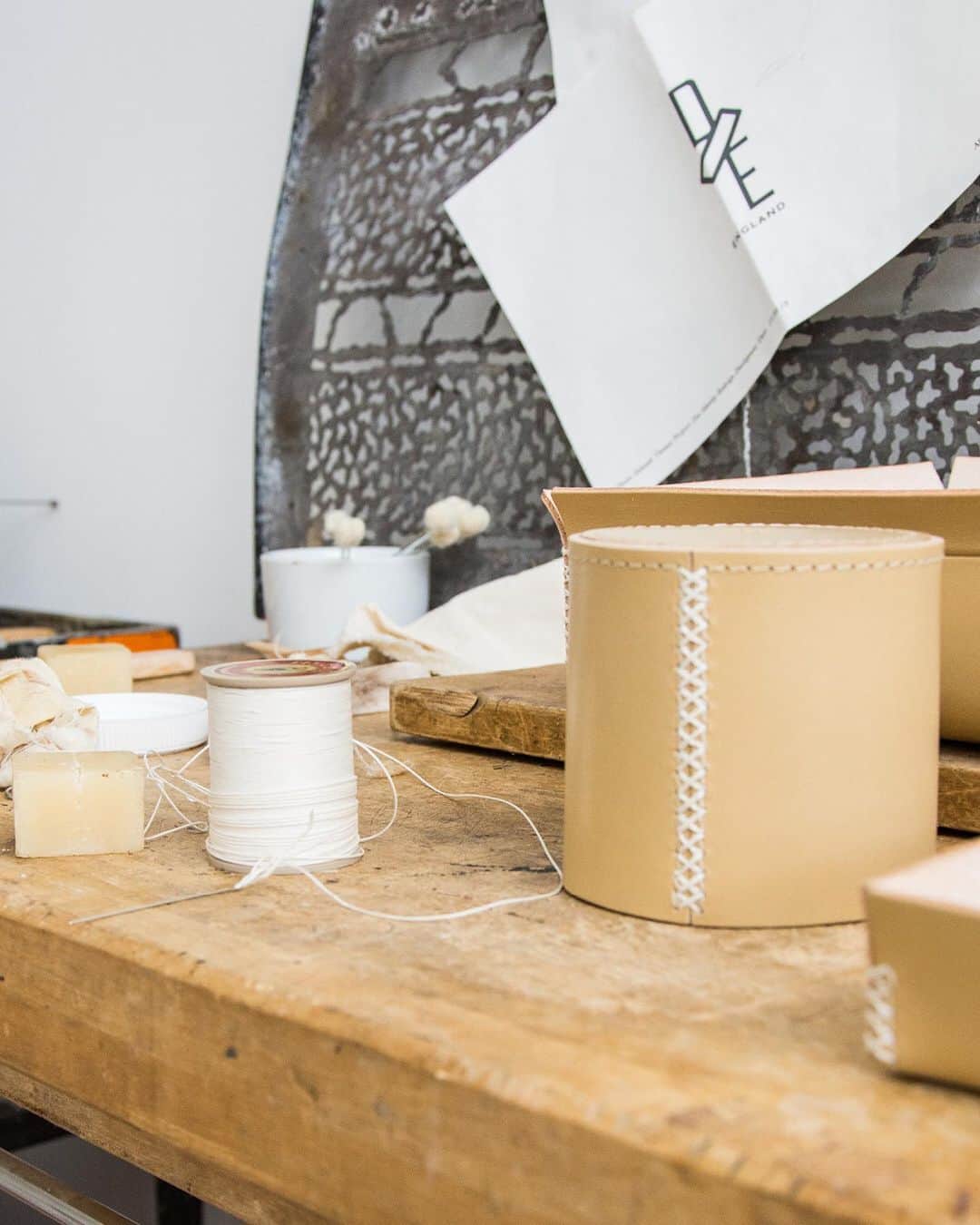 バンフォードさんのインスタグラム写真 - (バンフォードInstagram)「Introducing Doe x Bamford leather homewares, a capsule collection of multipurpose items to decorate desks, dressing tables and more. Suffolk-based @doeleather draws on a family heritage in leathercraft spanning back generations, and we are excited to collaborate with Doe for their first foray into designing objects for the home.⁠⠀ ⁠⠀ Crafted from the finest quality Bridle Hide, the process takes months as vegetable tanning and triple hand-waxing are laborious and time consuming; vegetable tanning eliminates the common toxic chemicals used in the majority of tanneries worldwide. The Doe Leather Pot, Box and Tray are now available to shop online and in Bamford stores. ⁠⠀ ⁠⠀ Read more about the depth of care that goes into each piece on our online journal, link in bio. #bamford #leathercraft #handstitched」10月31日 19時00分 - bamford