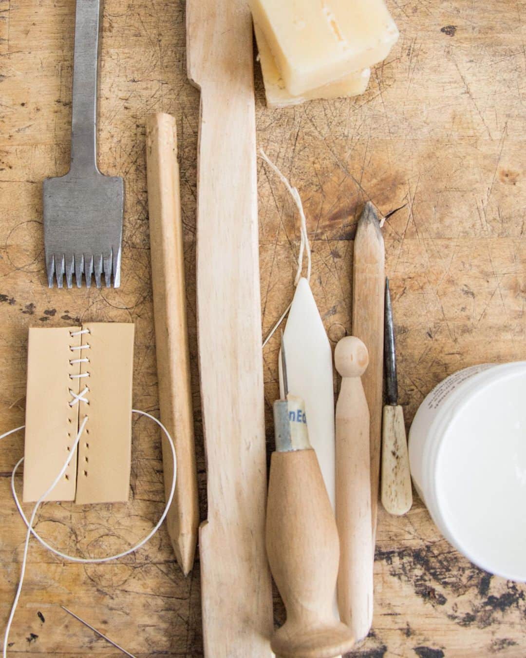 バンフォードさんのインスタグラム写真 - (バンフォードInstagram)「Introducing Doe x Bamford leather homewares, a capsule collection of multipurpose items to decorate desks, dressing tables and more. Suffolk-based @doeleather draws on a family heritage in leathercraft spanning back generations, and we are excited to collaborate with Doe for their first foray into designing objects for the home.⁠⠀ ⁠⠀ Crafted from the finest quality Bridle Hide, the process takes months as vegetable tanning and triple hand-waxing are laborious and time consuming; vegetable tanning eliminates the common toxic chemicals used in the majority of tanneries worldwide. The Doe Leather Pot, Box and Tray are now available to shop online and in Bamford stores. ⁠⠀ ⁠⠀ Read more about the depth of care that goes into each piece on our online journal, link in bio. #bamford #leathercraft #handstitched」10月31日 19時00分 - bamford