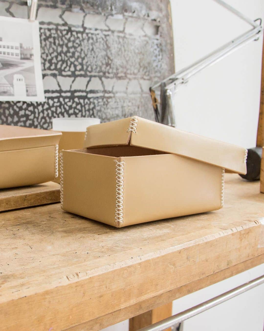 バンフォードさんのインスタグラム写真 - (バンフォードInstagram)「Introducing Doe x Bamford leather homewares, a capsule collection of multipurpose items to decorate desks, dressing tables and more. Suffolk-based @doeleather draws on a family heritage in leathercraft spanning back generations, and we are excited to collaborate with Doe for their first foray into designing objects for the home.⁠⠀ ⁠⠀ Crafted from the finest quality Bridle Hide, the process takes months as vegetable tanning and triple hand-waxing are laborious and time consuming; vegetable tanning eliminates the common toxic chemicals used in the majority of tanneries worldwide. The Doe Leather Pot, Box and Tray are now available to shop online and in Bamford stores. ⁠⠀ ⁠⠀ Read more about the depth of care that goes into each piece on our online journal, link in bio. #bamford #leathercraft #handstitched」10月31日 19時00分 - bamford