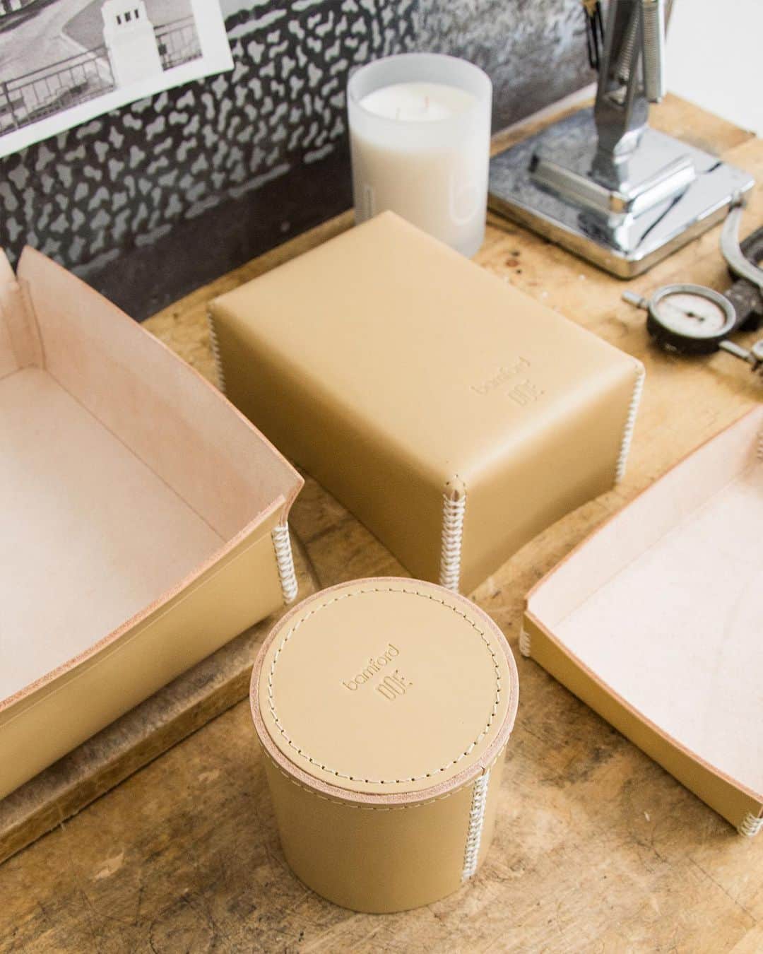 バンフォードさんのインスタグラム写真 - (バンフォードInstagram)「Introducing Doe x Bamford leather homewares, a capsule collection of multipurpose items to decorate desks, dressing tables and more. Suffolk-based @doeleather draws on a family heritage in leathercraft spanning back generations, and we are excited to collaborate with Doe for their first foray into designing objects for the home.⁠⠀ ⁠⠀ Crafted from the finest quality Bridle Hide, the process takes months as vegetable tanning and triple hand-waxing are laborious and time consuming; vegetable tanning eliminates the common toxic chemicals used in the majority of tanneries worldwide. The Doe Leather Pot, Box and Tray are now available to shop online and in Bamford stores. ⁠⠀ ⁠⠀ Read more about the depth of care that goes into each piece on our online journal, link in bio. #bamford #leathercraft #handstitched」10月31日 19時00分 - bamford