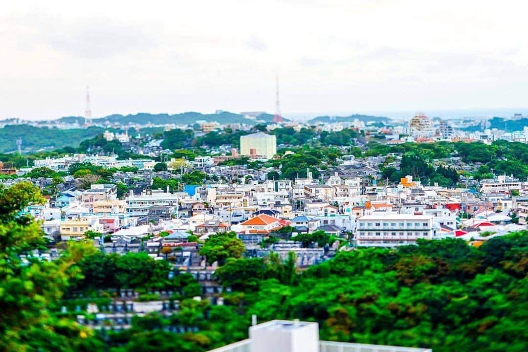Be.okinawaさんのインスタグラム写真 - (Be.okinawaInstagram)「I wish I could take this beautiful view home in my pocket!  📍: Shuri, Naha City 📷: @keita999 Thank you very much for your wonderful photo!  From the Sakiyama Park Observatory on the hill of Shuri, you can see the residential area surrounded by lush greenery and the sea. The view from the monorail ride is also wonderful!  Hold on a little bit longer until the day we can welcome you! Experience the charm of Okinawa at home for now! #okinawaathome #staysafe  Tag your own photos from your past memories in Okinawa with #visitokinawa / #beokinawa to give us permission to repost!  #nahacity #shuri #那覇市 #首里 #那霸市 #나하시 #슈리 #崎山公園 #japan #travelgram #instatravel #okinawa #doyoutravel #japan_of_insta #passportready #japantrip #traveldestination #okinawajapan #okinawatrip #沖縄 #沖繩 #오키나와 #旅行 #여행 #打卡 #여행스타그램」10月31日 19時01分 - visitokinawajapan