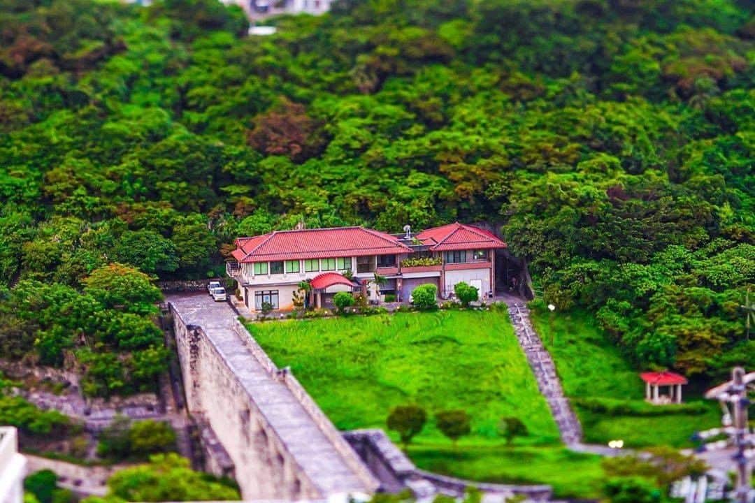 Be.okinawaさんのインスタグラム写真 - (Be.okinawaInstagram)「I wish I could take this beautiful view home in my pocket!  📍: Shuri, Naha City 📷: @keita999 Thank you very much for your wonderful photo!  From the Sakiyama Park Observatory on the hill of Shuri, you can see the residential area surrounded by lush greenery and the sea. The view from the monorail ride is also wonderful!  Hold on a little bit longer until the day we can welcome you! Experience the charm of Okinawa at home for now! #okinawaathome #staysafe  Tag your own photos from your past memories in Okinawa with #visitokinawa / #beokinawa to give us permission to repost!  #nahacity #shuri #那覇市 #首里 #那霸市 #나하시 #슈리 #崎山公園 #japan #travelgram #instatravel #okinawa #doyoutravel #japan_of_insta #passportready #japantrip #traveldestination #okinawajapan #okinawatrip #沖縄 #沖繩 #오키나와 #旅行 #여행 #打卡 #여행스타그램」10月31日 19時01分 - visitokinawajapan