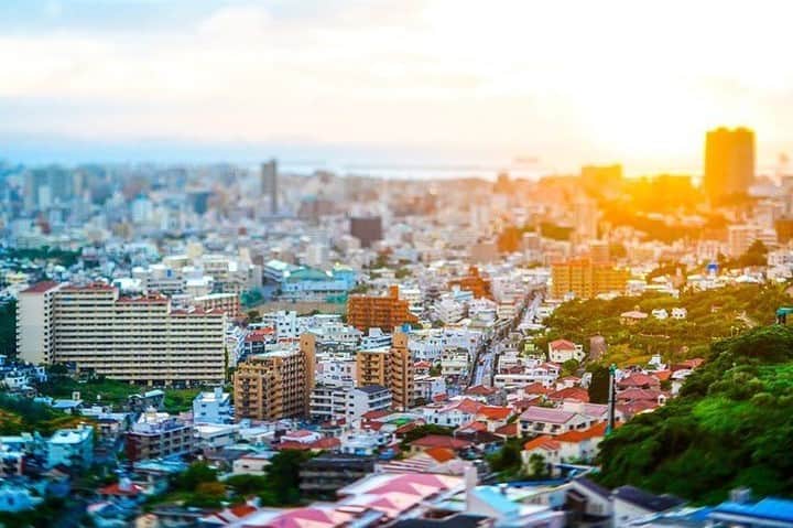 Be.okinawaのインスタグラム：「I wish I could take this beautiful view home in my pocket!  📍: Shuri, Naha City 📷: @keita999 Thank you very much for your wonderful photo!  From the Sakiyama Park Observatory on the hill of Shuri, you can see the residential area surrounded by lush greenery and the sea. The view from the monorail ride is also wonderful!  Hold on a little bit longer until the day we can welcome you! Experience the charm of Okinawa at home for now! #okinawaathome #staysafe  Tag your own photos from your past memories in Okinawa with #visitokinawa / #beokinawa to give us permission to repost!  #nahacity #shuri #那覇市 #首里 #那霸市 #나하시 #슈리 #崎山公園 #japan #travelgram #instatravel #okinawa #doyoutravel #japan_of_insta #passportready #japantrip #traveldestination #okinawajapan #okinawatrip #沖縄 #沖繩 #오키나와 #旅行 #여행 #打卡 #여행스타그램」