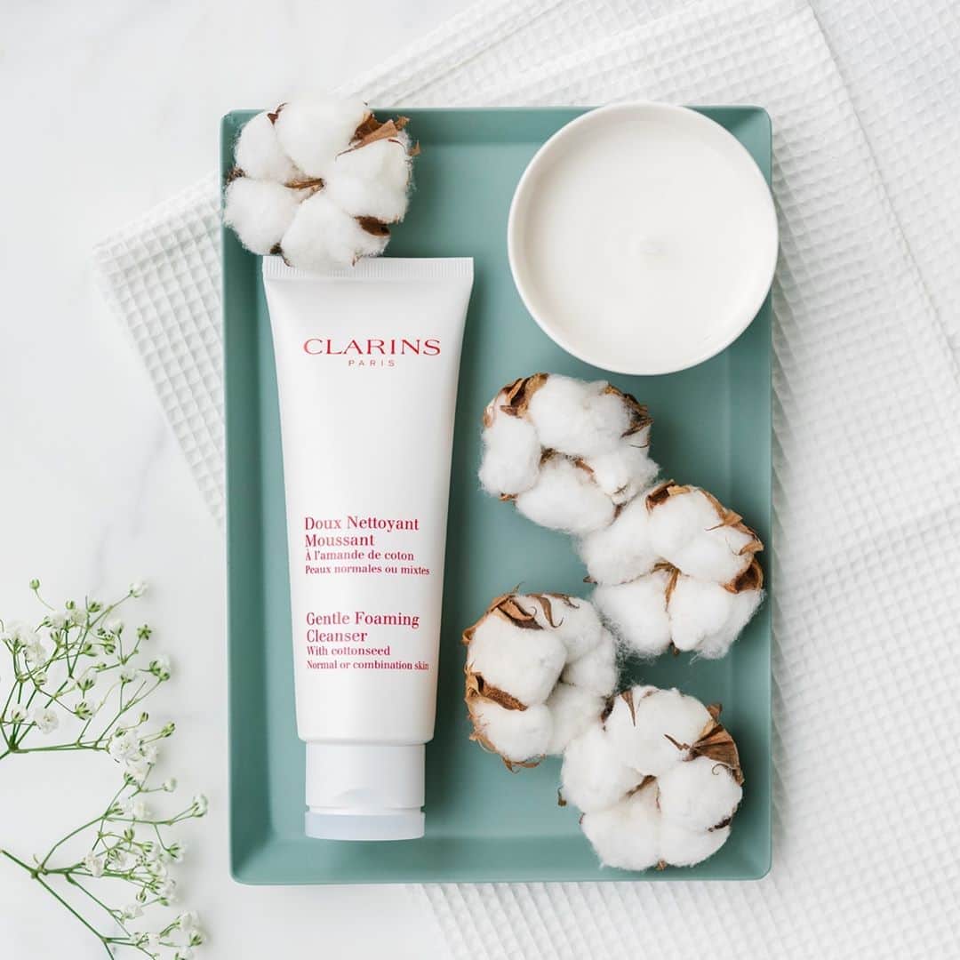ClarinsUKさんのインスタグラム写真 - (ClarinsUKInstagram)「Halloween at home? 🦇 Make sure to remove heavy make-up properly with an eye-make up remover followed by a double cleanse.  Do you have a favourite cleansing combination? ✨  #Clarins #Cleansers #HalloweenMakeup」10月31日 19時01分 - clarinsuk