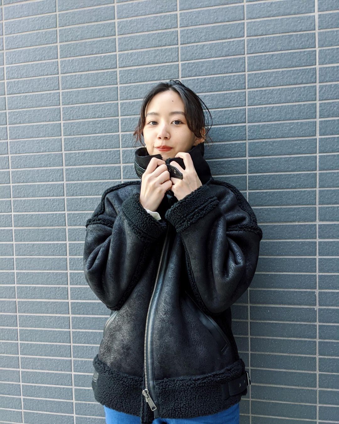Shiho Sasakiのインスタグラム：「10月も今日で終わり👻 もうすっかりアウターの時期だなぁ❄️ 今年のシアリングジャケットも とっても軽くて暖かいよ🤍 ヴィンテージ感のある表面感にこだわりました✨ 襟を立ててスタンドカラーにしたら マフラーいらず✌️ @sheltterwebstore で先行予約してます✨ #MOUSSY#MOUSSYSNAP」