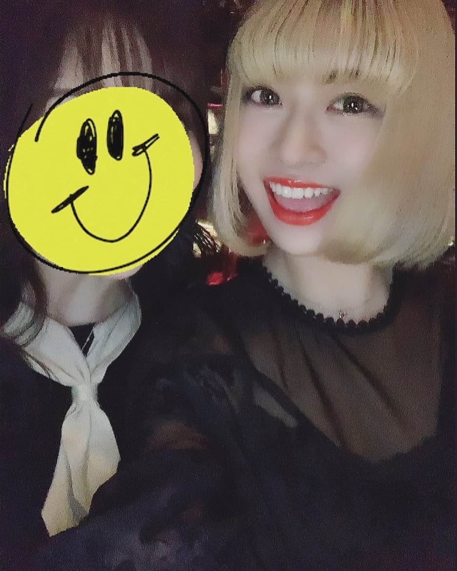 のインスタグラム：「♡ . . 最&近、なかよぴっぴになた 我友のさとみん📸💕 . あ、ちなコレ ちと前の写真なりい🙆‍♀️ . . こうやって改めて見ふと、 われちのパツキンえぐちまるやねん🙃笑 . . さてさて！今日わハロウィン🎃❤️ . . 皆ちゃまどうお過ごちでふるか👻？ . . . #われち語 #selfie #自撮り女子 #instaselfie #金髪ボブ #金髪 #ootdfashion #black #ブラックコーデ #snidel #韓国コスメ #ボブ女子 #金髪女子 #洋服好き #haircolor #instahair #instafashion #instamakeup #hairstyle #女子大生 #141 #instagood #followme #팔로우 #셀피 #셀스타그램 #前髪 #メイク好き #withfriend #同い年」
