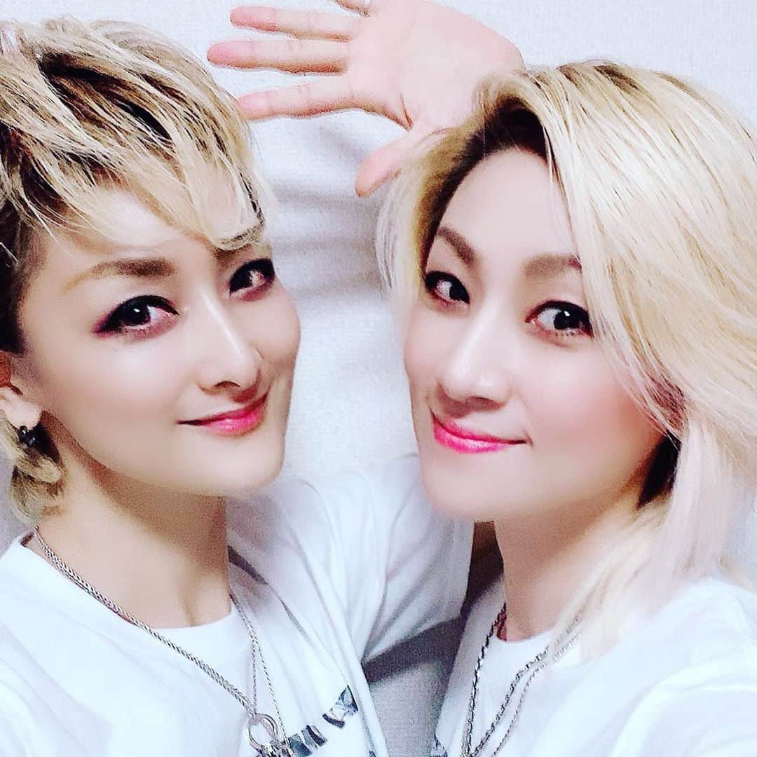 綺華れいのインスタグラム：「https://linliv.ee/abTal95/co/ot/sh/re  LINEライブはじまるよー」