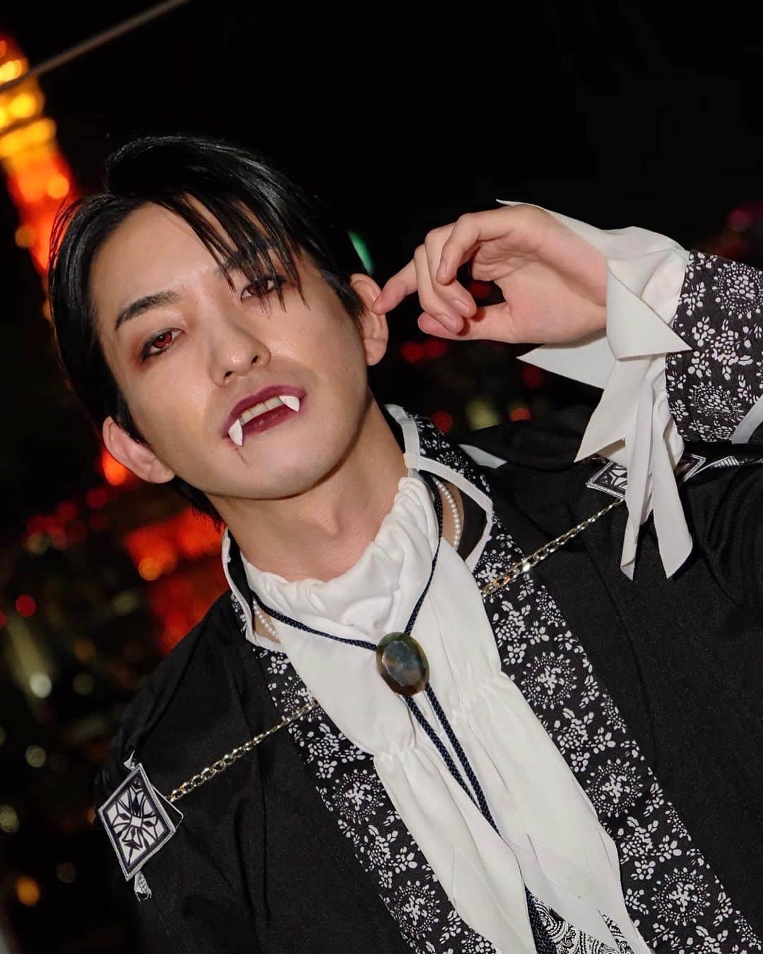 前田公輝さんのインスタグラム写真 - (前田公輝Instagram)「#Vampire  #Halloween 🌕 #blueMoon   fan-ilyに 全身.OtherCut 公開中  素敵な1日を。」10月31日 19時09分 - maeda.gouki