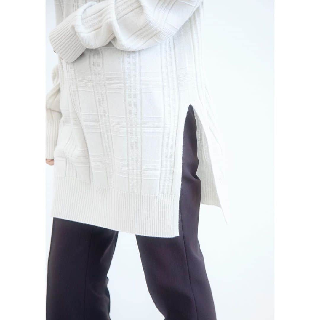 INDIVIのインスタグラム：「- Recommended Knit Items-﻿ ﻿ ﻿ お尻まで隠れるチュニック丈ニット。﻿ 包み込むようなシルエットは快適さと女性らしさを演出。﻿ 深めのスリットでこなれ感のある1枚に仕上がっています。﻿ ﻿ ﻿ ✴︎knit.¥17,050(税込)﻿ ✴︎no.127-19447﻿ ﻿ ﻿ #INDIVI﻿ #インディヴィ」