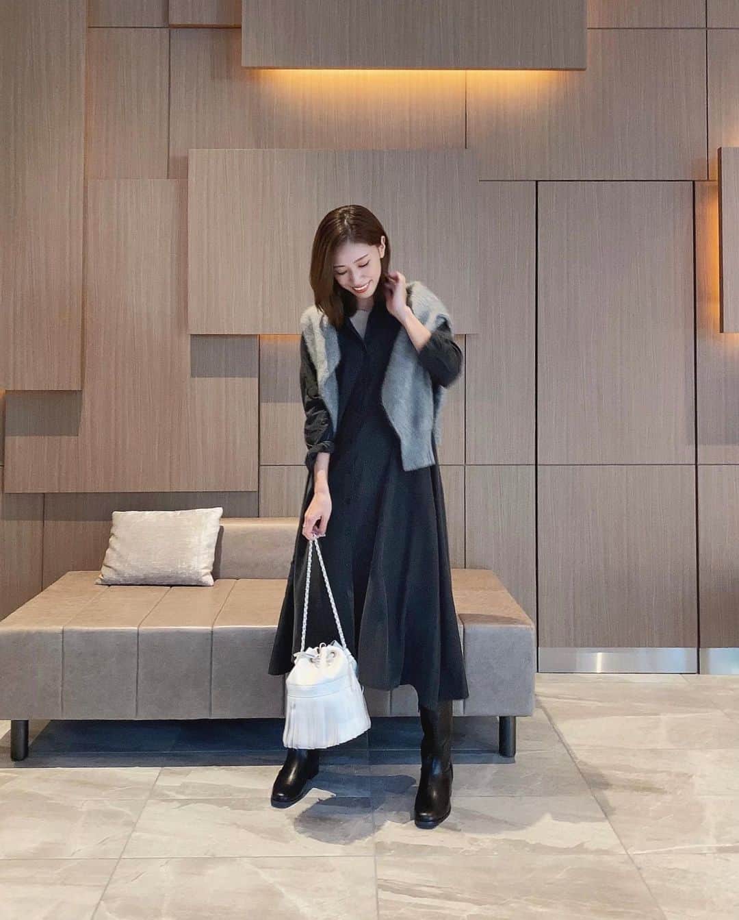 石黒美帆のインスタグラム：「*﻿ モノトーンコーデ🖤﻿ ﻿ ﻿ dress#munich﻿ knit#spickandspan﻿ bag#jandmdavidson﻿ boots#gu﻿ ﻿ ﻿ ﻿ 写真で見づらいのですが、シャツワンピなので羽織ったり重ね着したり、使い方色々☺️﻿ ﻿ ﻿ ﻿ ﻿ この日は @ayakaf0925 ちゃんと久々のランチ♡﻿ ほんと可愛いママ🥺﻿ 上のお兄ちゃんが赤ちゃんだった時に会った以来だったので、弟くんまでこんなに大きくなっててビックリ！手を握ってくれるのかわいい👶👐﻿ ﻿ ﻿ ﻿ #fashion#fashionstyle#fashiongram#instafashion#outfit#ootd#dailylook#achotel#ginza#패션#오오티디#ファッション#コーデ#ミューニック#秋服#秋コーデ#シャツワンピース#モノトーンコーデ#シンプルコーデ#銀座ランチ」