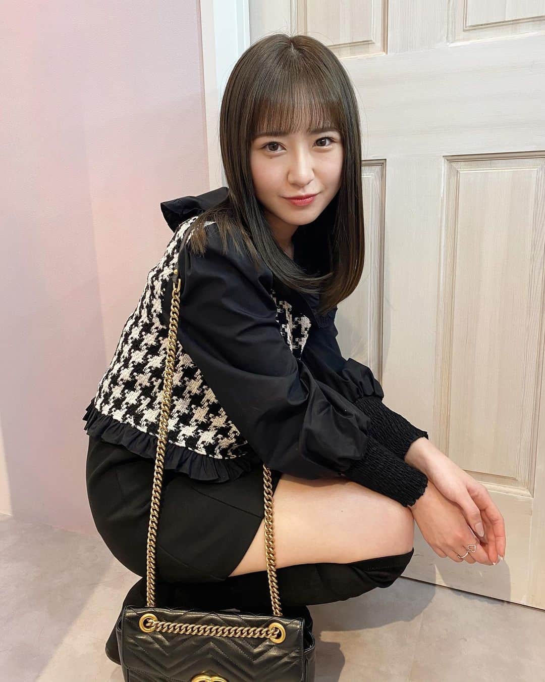 のインスタグラム：「髪染めました〜🤎 本番に向けて前髪も切りました🐾 . すぐ笑っちゃう🐢 . . ちなみに全身zaraコーデです♡ . . . #ミス立教 #ミスコン #ヘアカラー #アッシュグレー #青山 #表参道 #ヘアサロン #zara #ootd #fashion」