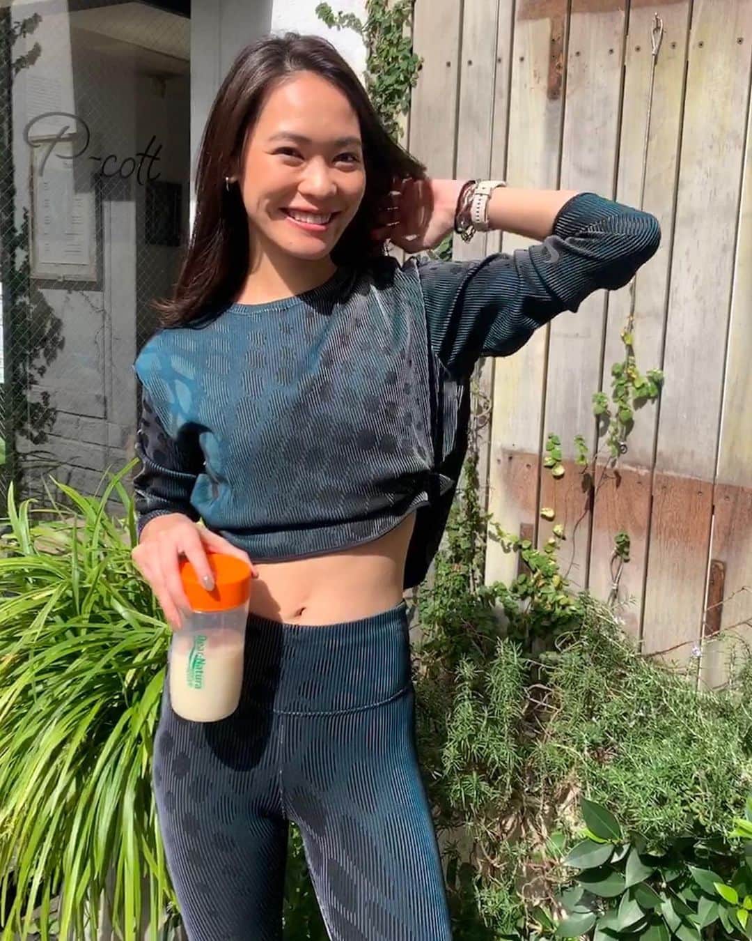 のインスタグラム：「スポーツの秋🌾🌾 過ごしやすい季節で気持ち良いですね！ 最近は、涼しいのでお仕事やヨガスタジオまで 歩いたりランニングしています。   運動した後のゴールデンタイムは、たんぱく質補給💚 アサヒグループ食品さんの企画で頂いたディアナチュラ アクティブを持ち歩いて飲んでいます。 付属のスプーン3杯で約15gのたんぱく質が摂れるん だって✨✨   みんなも楽しく運動した後は栄養補給をして、 健康でハッピーな身体づくりをして下さいね！！   運動するなら以前ご紹介した 『ディアナチュラアクティブ 池田莉子流 モーニング ヨガにトライ！！』の動画がおすすめです☺️ アサヒグループ食品さんの公式YouTubeチャンネル から是非チェックしてみて下さいね。       #pr #dearnatura#dearnaturaactive #protein #stayactiveathome #yoga #ディアナチュラ #ディアナチュラアクティブ #ディアナチュラのプロテイン #ディアナチュラ部 #プロテイン #運動 #宅トレ #健康 #健康維持 #栄養補給 #乳酸菌 #ヨガ #朝ヨガ」