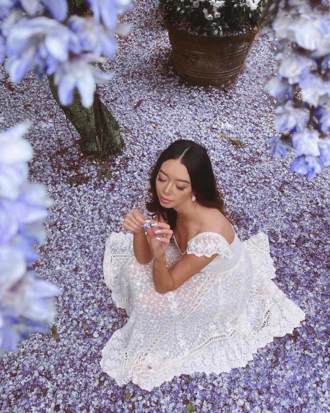 SPELLさんのインスタグラム写真 - (SPELLInstagram)「Our beautiful friend and incredible visionary @taramilktea amongst the wisteria in our Le Gauze Kerchief Dress 🌸」10月31日 19時22分 - spell